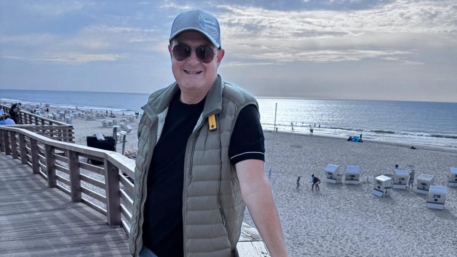 Malte Bayer, Finder einer Flaschenpost auf Sylt, blickt in die Kamera: Nach sieben Jahren entzifferte er mithilfe von künstlicher Intelligenz den Brief. Malte Bayer, Finder einer Flaschenpost auf Sylt, blickt in die Kamera: Nach sieben Jahren entzifferte er mithilfe von künstlicher Intelligenz den Brief.