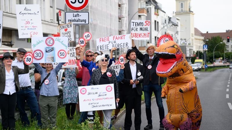 Aktivisten der Initiative „Changing Cities“ protestieren: Hintergrund der Aktion ist ein Beschluss der schwarz-roten Landesregierung, der 23 Berliner Hauptstraßen wieder Tempo 50 statt der bisherigen Tempo-30-Regelung erlaubt.