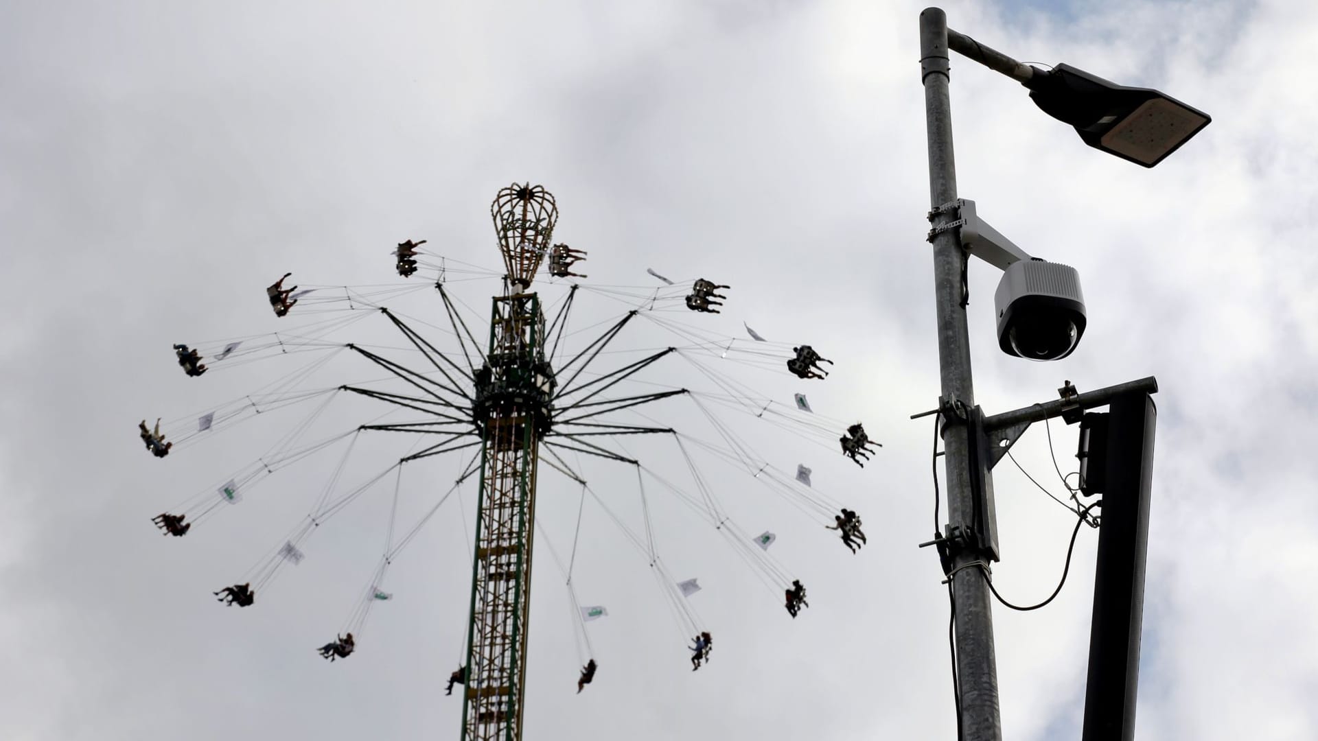 So weit das Kamera-Auge reicht: Videomast auf der Theresienwiese in der Nähe des Kettenkarussells. 54 Kameras sind insgesamt aufgebaut. So weit das Kamera-Auge reicht: Videomast auf der Theresienwiese in der Nähe des Kettenkarussells. 54 Kameras sind insgesamt aufgebaut.