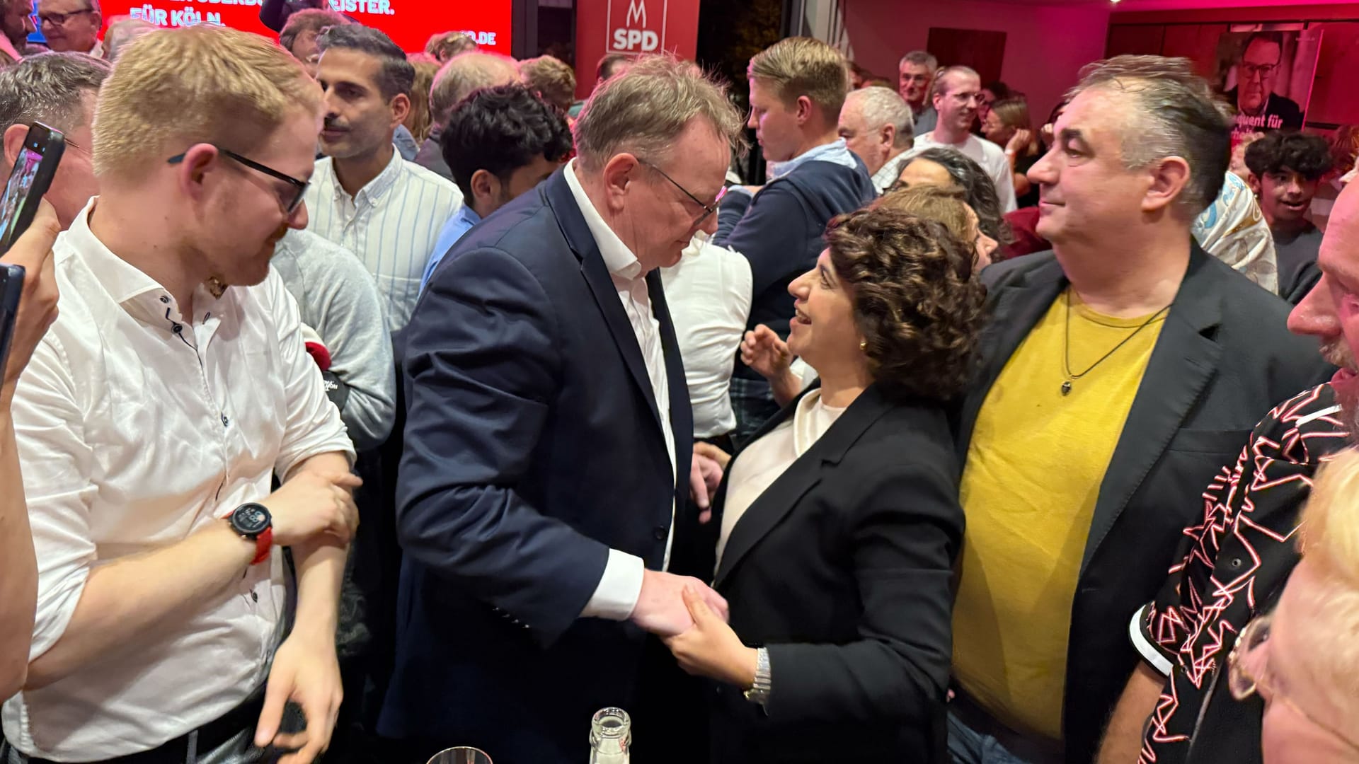 Berîvan Aymaz gratuliert Torsten Burmester zum Wahlsieg.