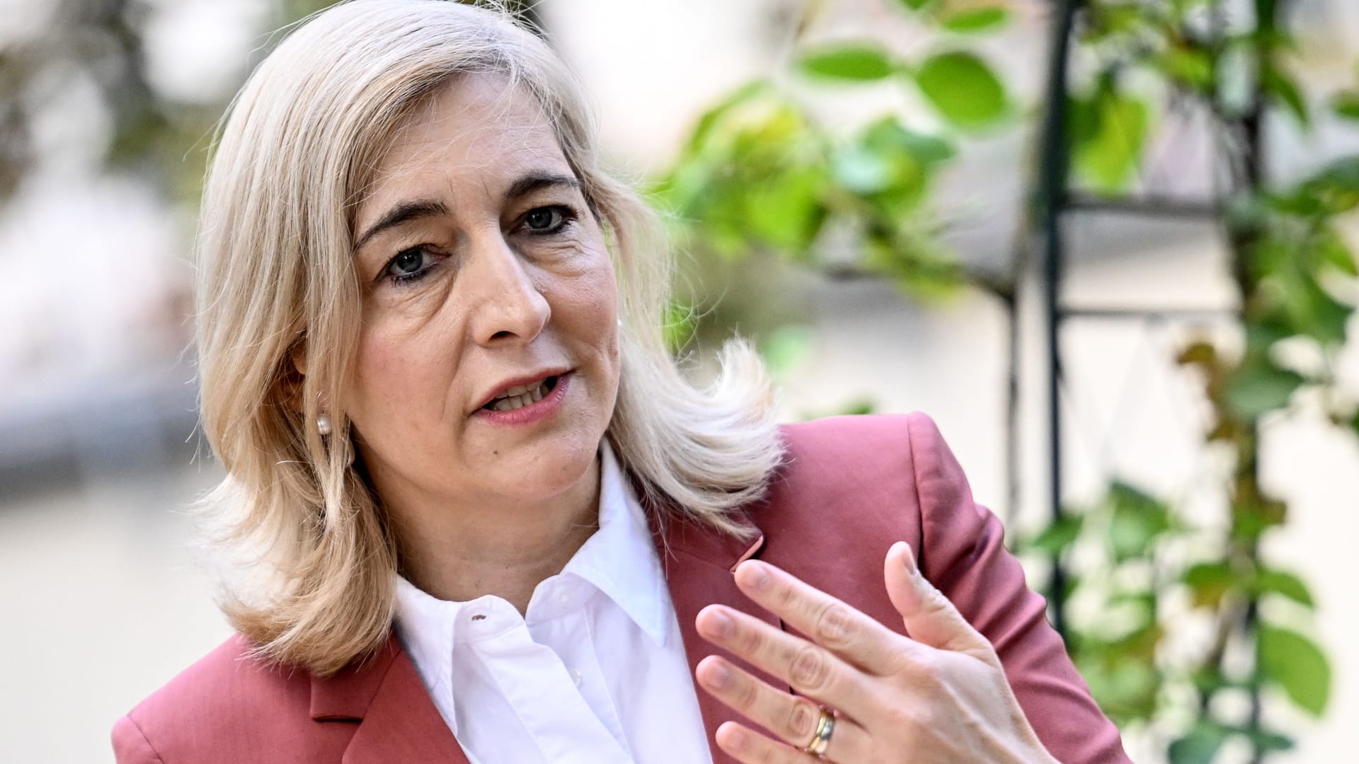 Nina Warken (CDU): Die Bundesgesundheitsministerin rechnet für 2026 mit einem zusätzlichen Bedarf der gesetzlichen Krankenkassen von vier Milliarden Euro. Nina Warken (CDU): Die Bundesgesundheitsministerin rechnet für 2026 mit einem zusätzlichen Bedarf der gesetzlichen Krankenkassen von vier Milliarden Euro.