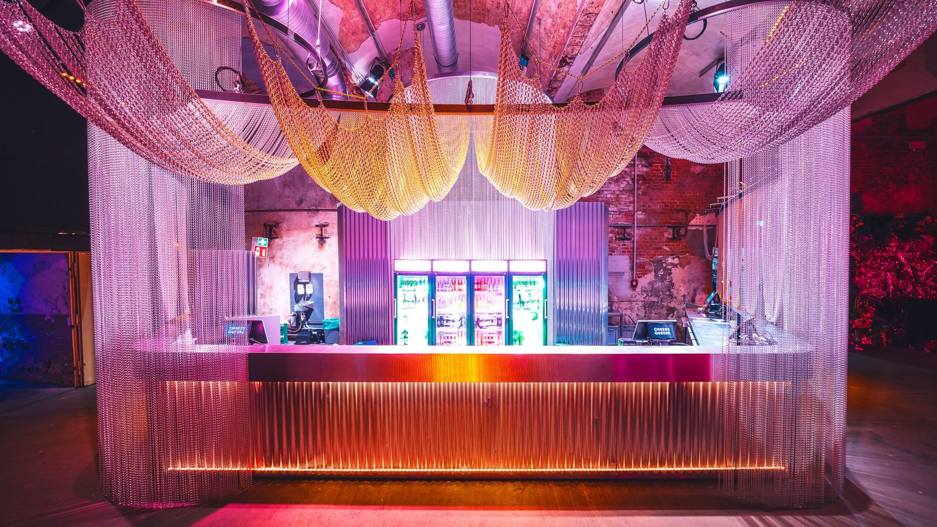 Eine Bar im SchwuZ: Der Club mit seiner queeren Community versucht weiter zu überleben.