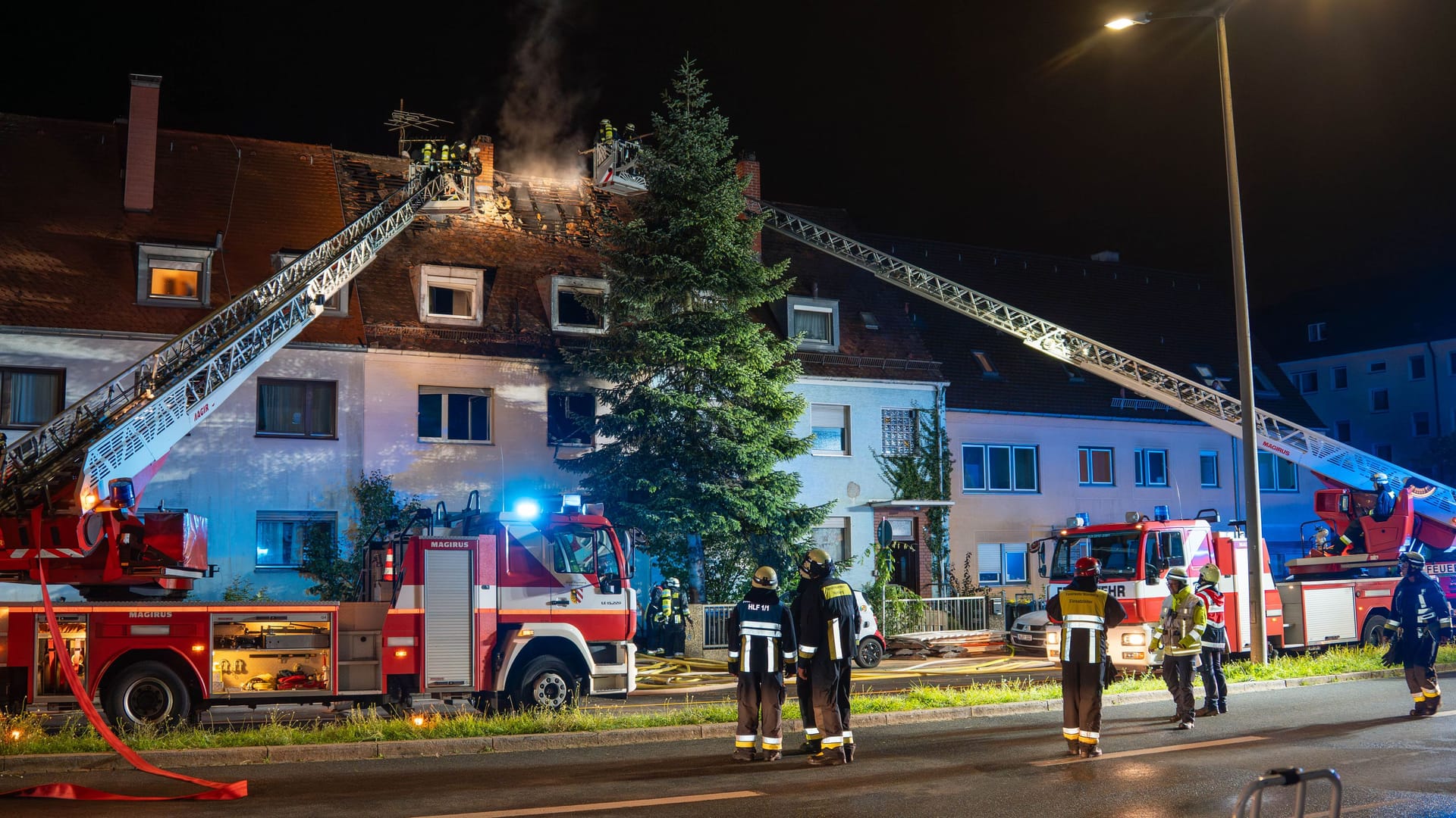 Feuerwehr im Einsatz: In der Nacht zum Dienstag kam es an der Marienbader Straße in Nürnberg zu einem verheerenden Wohnungsbrand.