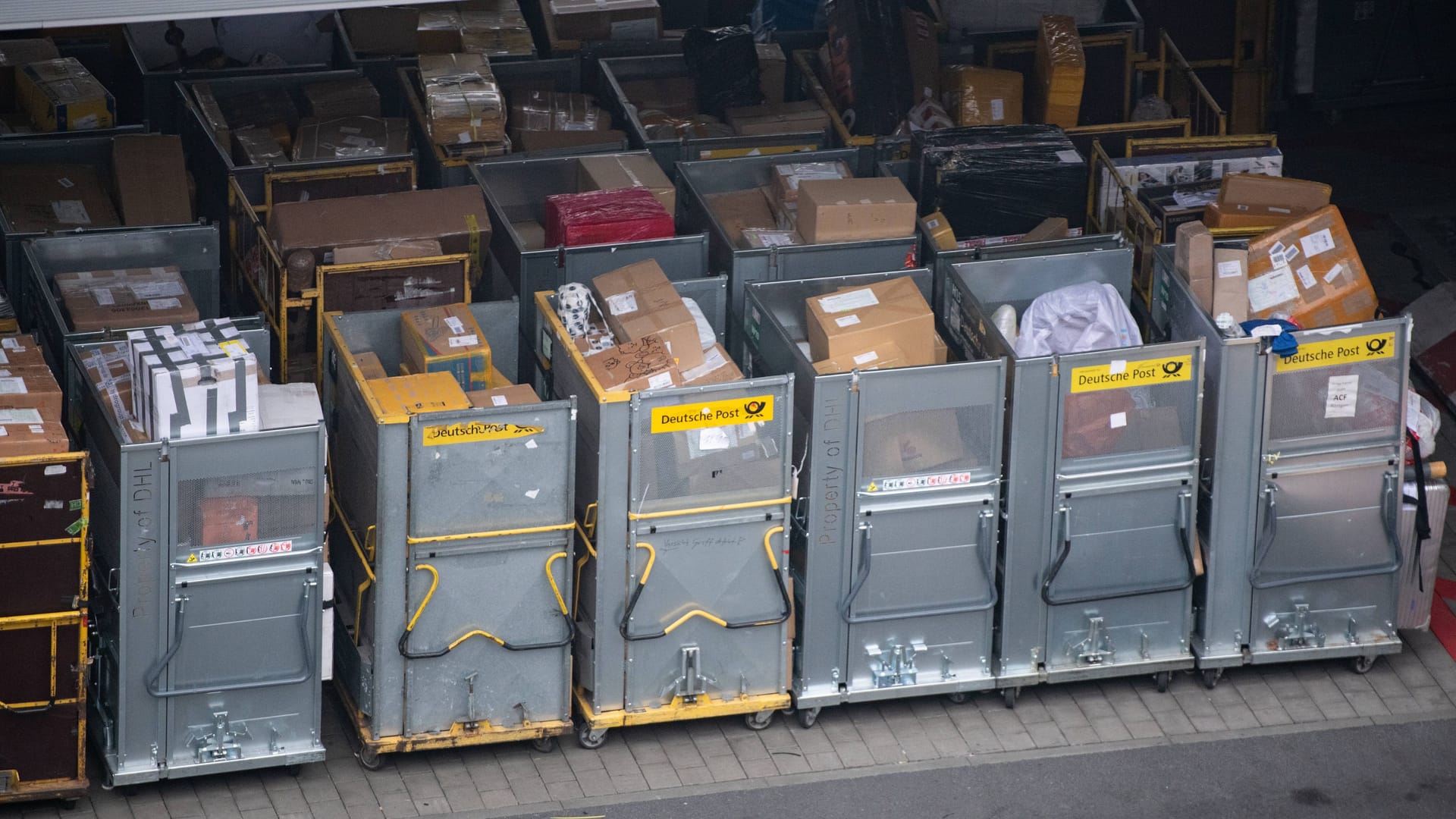Flugpost am Frankfurter Flughafen (Symbolfoto): An dem Drehkreuz kamen besonders viele der fraglichen Päckchen an. Flugpost am Frankfurter Flughafen (Symbolfoto): An dem Drehkreuz kamen besonders viele der fraglichen Päckchen an.