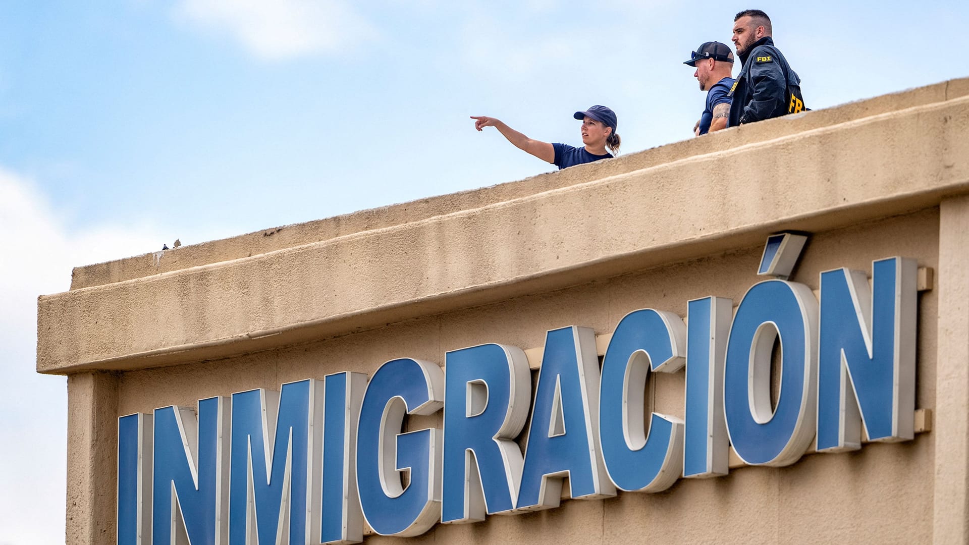 FBI-Ermittler sichern Spuren auf einem Gebäude der US-Einwanderungsbehörde in Dallas. FBI-Ermittler sichern Spuren auf einem Gebäude der US-Einwanderungsbehörde in Dallas.