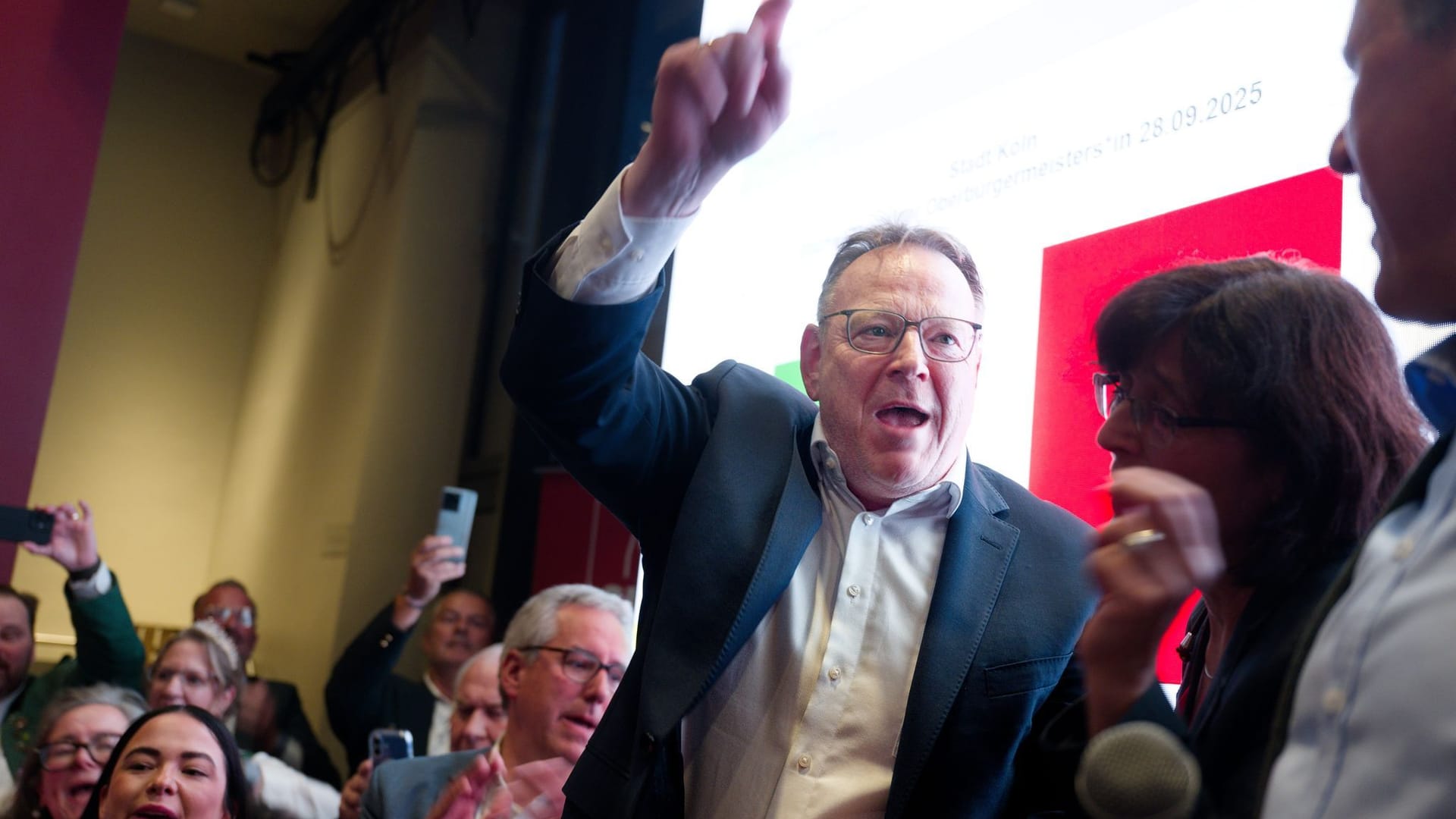 Der SPD-Politiker Torsten Burmester wird der neue Oberbürgermeister von Köln: Er ließ sich am Wahlabend von den Kölner Genossen auf seiner Wahlparty feiern.