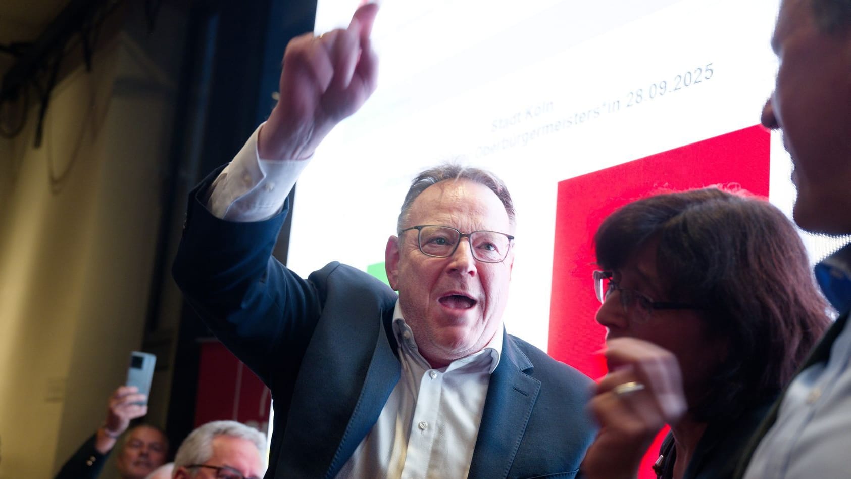 Der SPD-Politiker Torsten Burmester wird der neue Oberbürgermeister von Köln: Er ließ sich am Wahlabend von den Kölner Genossen auf seiner Wahlparty feiern.