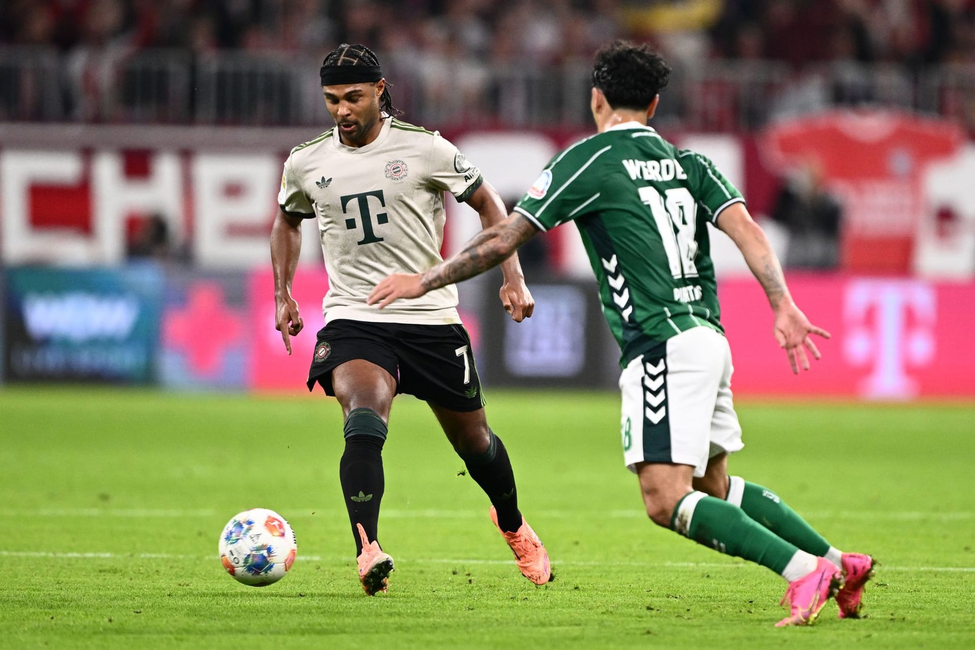 Serge Gnabry (bis 61.): Brauchte ein wenig, bis er ins Spiel fand. Schoss aus spitzem Winkel knapp vorbei (35.) und später knapp drüber (54.). Seinen abgefälschten Gewaltschuss entschärfte Hein noch mit starkem Reflex (45.). An Zählbarem war er aber nicht beteiligt. Note 4