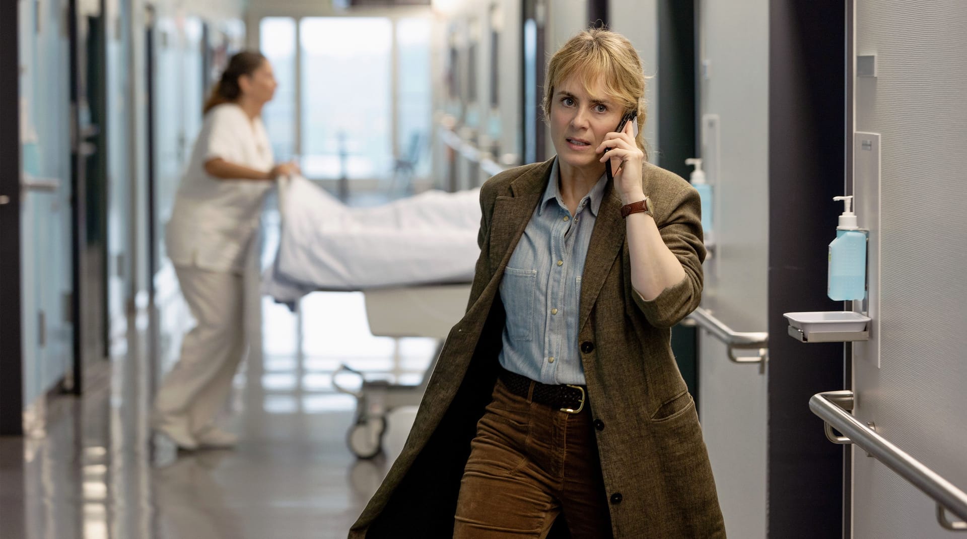 Isabelle Grandjean (Anna Pieri Zuercher): Die Kommissarin muss schnell sein bei ihren Ermittlungen. Isabelle Grandjean (Anna Pieri Zuercher): Die Kommissarin muss schnell sein bei ihren Ermittlungen.