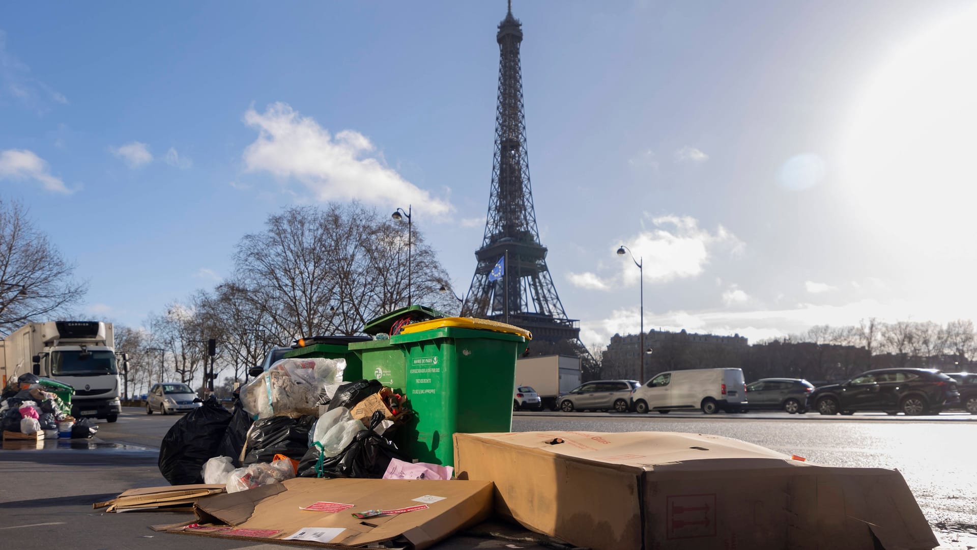 Eiffelturm und Müllhaufen: Beides findet sich in Paris. Ratten lieben Letzteres. Eiffelturm und Müllhaufen: Beides findet sich in Paris. Ratten lieben Letzteres.