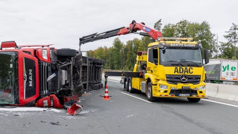Der umgestürzte Lastwagen liegt nach dem Unfall auf der A3 bei Wachenroth.