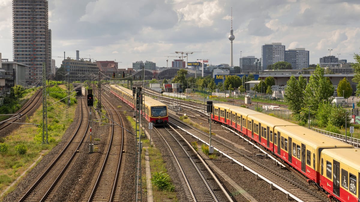 Zaradi okvare kretnice na vzhodni železniški postaji prišlo do zamud in omejitev na več progah S-Bahn v Berlinu