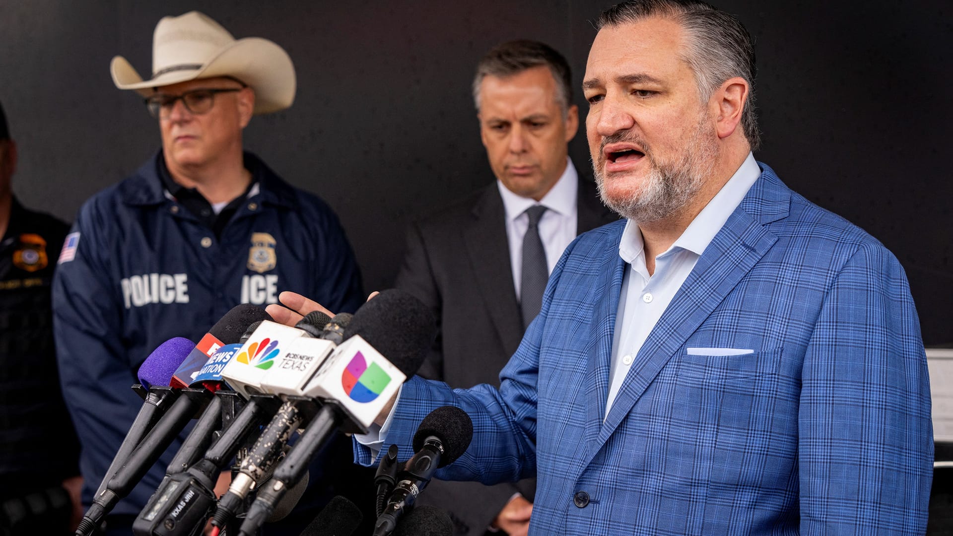 Der texanische Senator Ted Cruz spricht vor Journalisten. Der texanische Senator Ted Cruz spricht vor Journalisten.