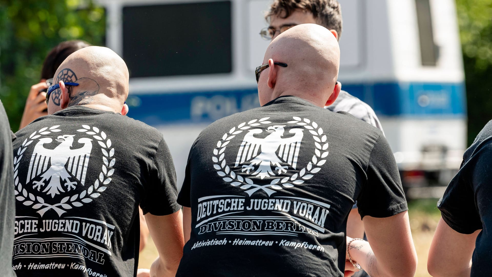 Die rechtsextreme Gruppe "Deutsche Jugend voran" (Archivbild): Gegen sie gab es in Berlin, Brandenburg und Mecklenburg-Vorpommern eine Razzia. Die rechtsextreme Gruppe "Deutsche Jugend voran" (Archivbild): Gegen sie gab es in Berlin, Brandenburg und Mecklenburg-Vorpommern eine Razzia.