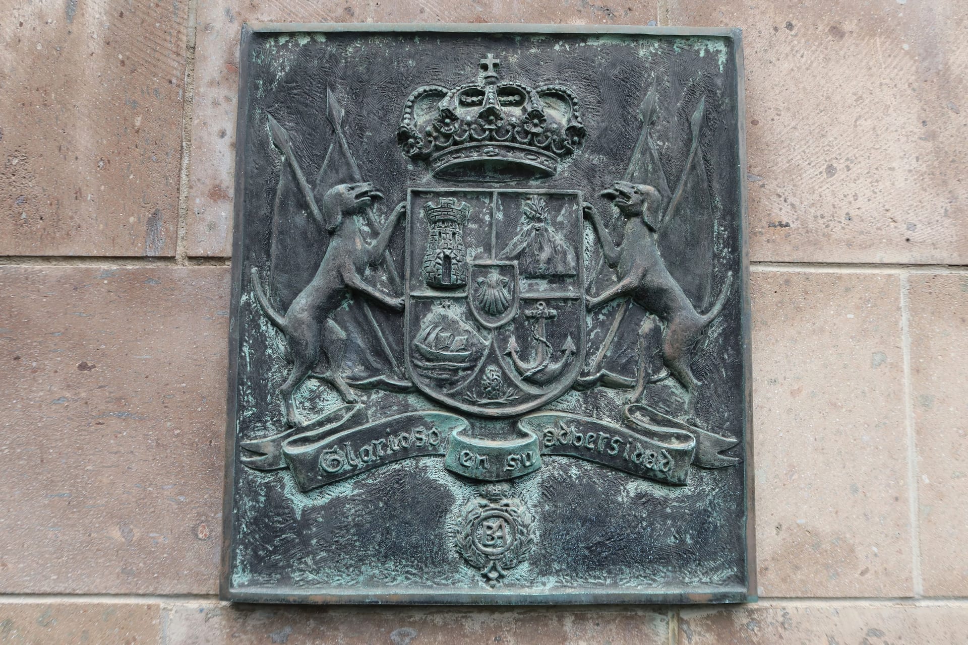 Garachico auf Teneriffa: Auf einem Monument für Cristobal de Ponte zeigt sich das Hunde-Wappen der Kanaren in voller Schönheit. Garachico auf Teneriffa: Auf einem Monument für Cristobal de Ponte zeigt sich das Hunde-Wappen der Kanaren in voller Schönheit.