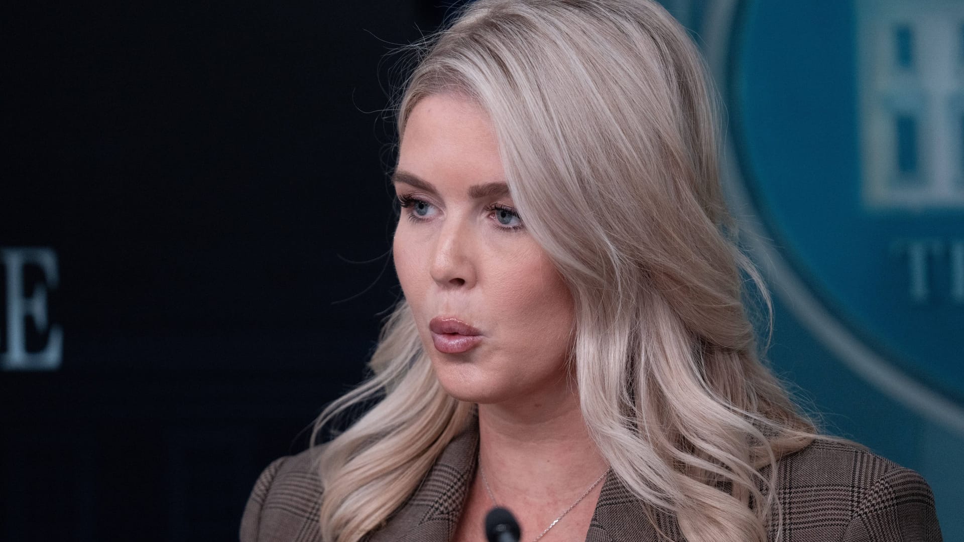 Trumps Pressesprecherin Karoline Leavitt vor Journalisten im Weißen Haus.