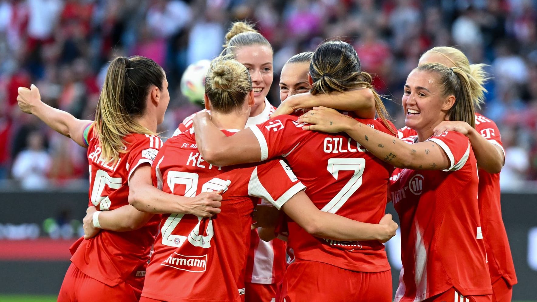 Die Bayern jubeln: Zum Auftakt gab es einen Sieg dank zweier später Treffer.