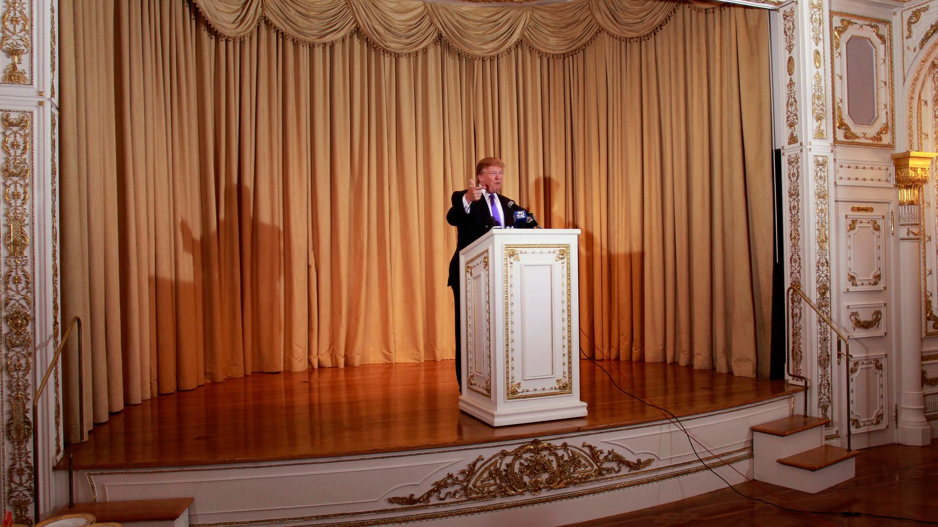 Trump, damals noch Immobilienmakler und Reality-TV-Star, im Jahr 2011 im Ballsaal seiner Privatresidenz in Mar-a-Lago, Florida. Trump, damals noch Immobilienmakler und Reality-TV-Star, im Jahr 2011 im Ballsaal seiner Privatresidenz in Mar-a-Lago, Florida.