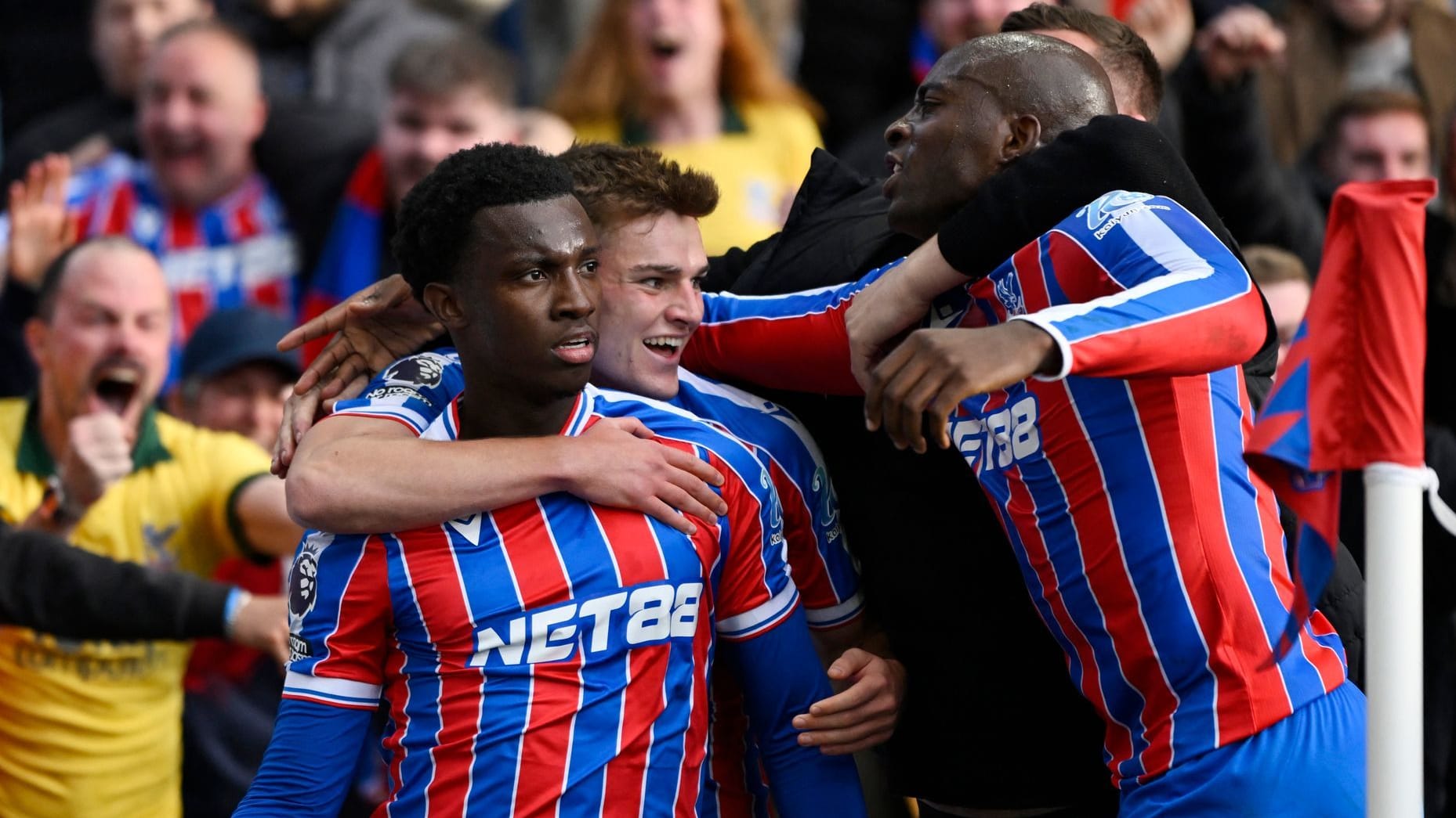 Matchwinner: Palace-Angreifer Nketiah lässt sich von seinen Teamkollegen feiern.Matchwinner: Palace-Angreifer Nketiah lässt sich von seinen Teamkollegen feiern. Matchwinner: Palace-Angreifer Nketiah lässt sich von seinen Teamkollegen feiern.Matchwinner: Palace-Angreifer Nketiah lässt sich von seinen Teamkollegen feiern.