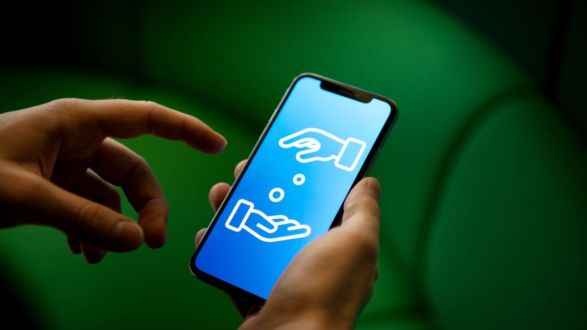 Ein Smartphone, auf dem Geldgeschäfte symbolisiert sind Ein Smartphone, auf dem Geldgeschäfte symbolisiert sind