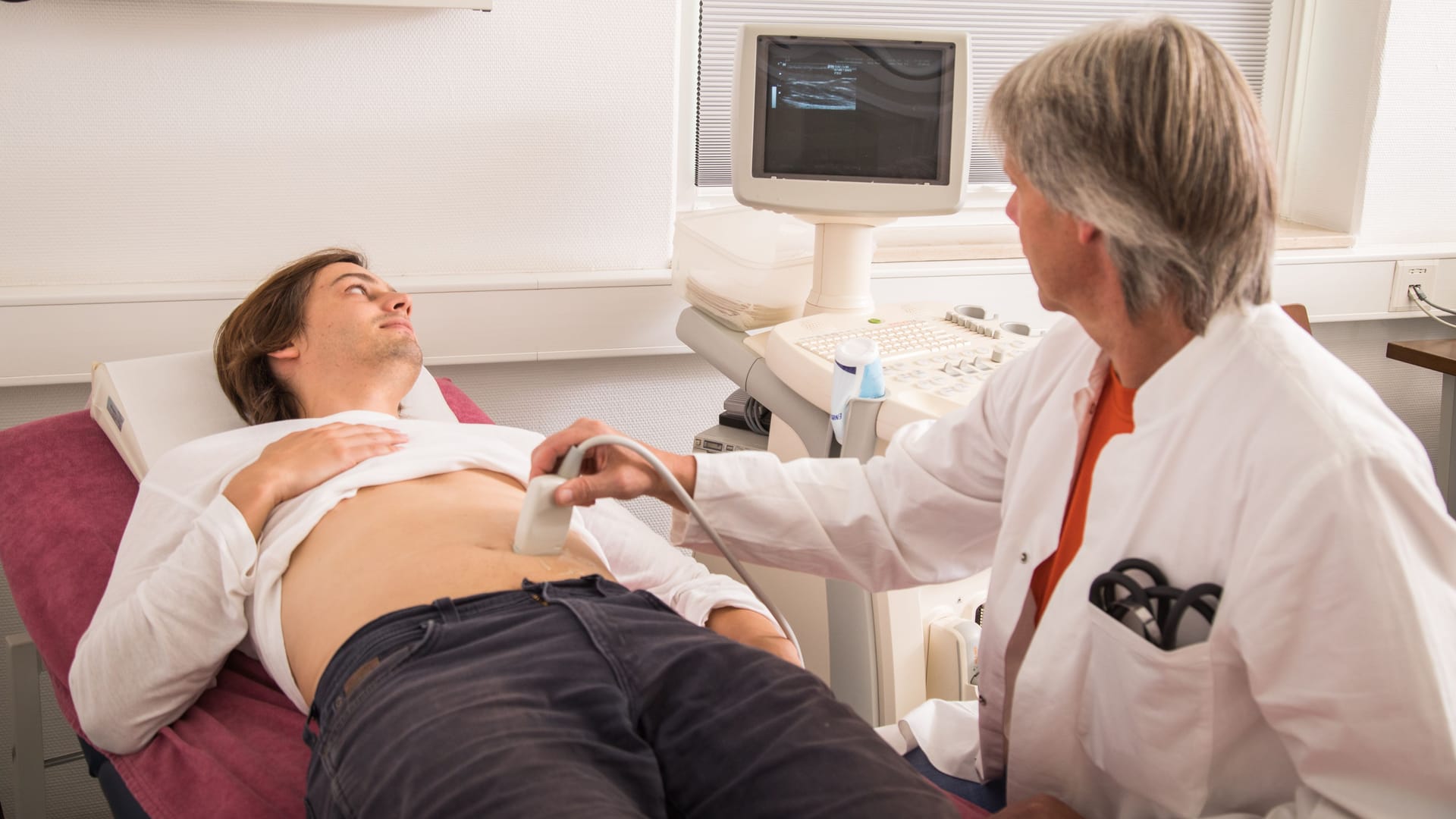 Ein Arzt führt einen Bauchultraschall durch: Ab Oktober müssen Ärzte Befunde in die elektronische Patientenakte eintragen. Ein Arzt führt einen Bauchultraschall durch: Ab Oktober müssen Ärzte Befunde in die elektronische Patientenakte eintragen.