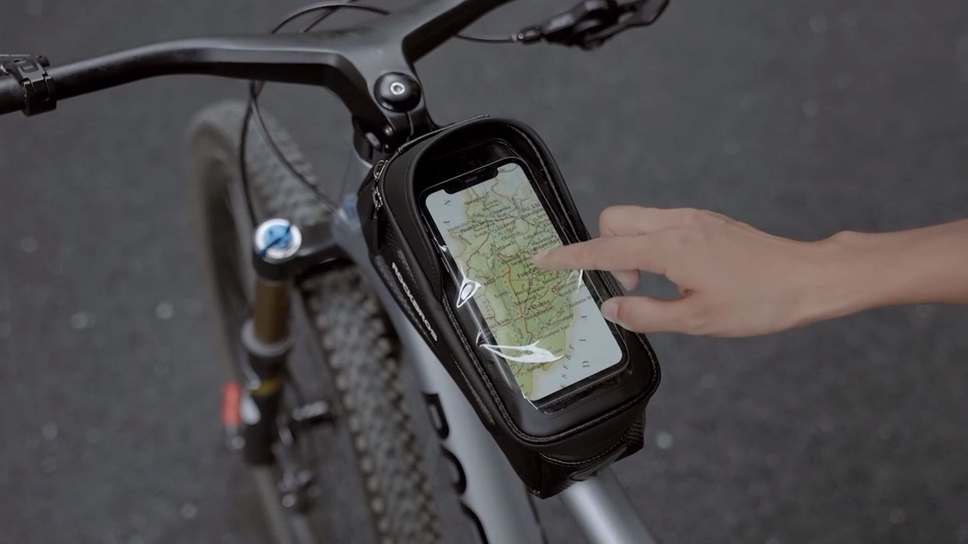 Die Rockbros Fahrradtasche: Sie unterstützt Touchscreens für die Smartphone-Bedienung. Die Rockbros Fahrradtasche: Sie unterstützt Touchscreens für die Smartphone-Bedienung.