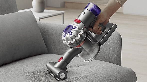 Der Handstaubsauger von Dyson Car+Boat eignet sich auch für schwer erreichbare Ecken. Der Handstaubsauger von Dyson Car+Boat eignet sich auch für schwer erreichbare Ecken.