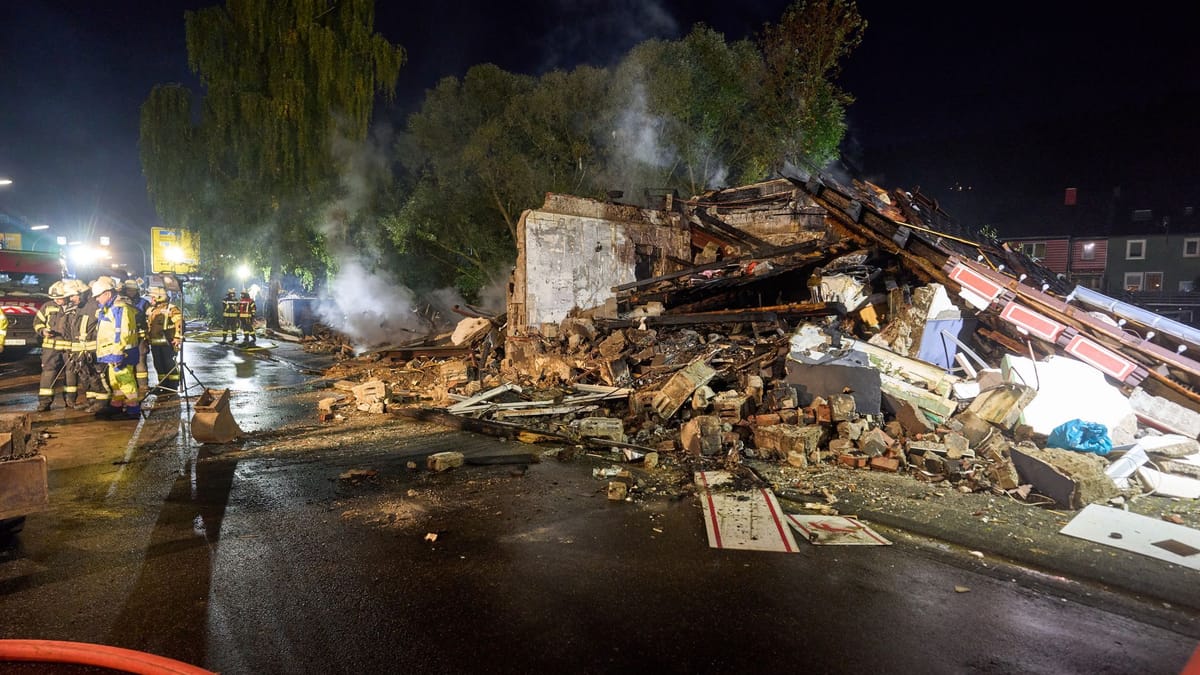 Wohn- und Geschäftshaus bei Explosion zerstört – mehrere Verletzte