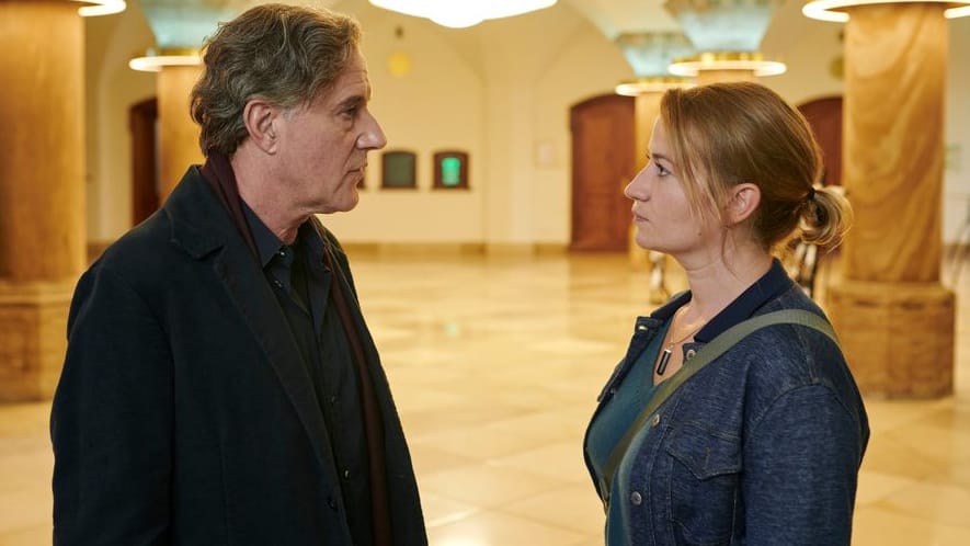 Szene aus einer neuen Folge von "Theresa Wolff": Dr. Theresa Wolff (Nina Gummich, r.) konfrontiert den Dirigenten Viktor Radenko (Stefan Kurt, l.). Szene aus einer neuen Folge von "Theresa Wolff": Dr. Theresa Wolff (Nina Gummich, r.) konfrontiert den Dirigenten Viktor Radenko (Stefan Kurt, l.).