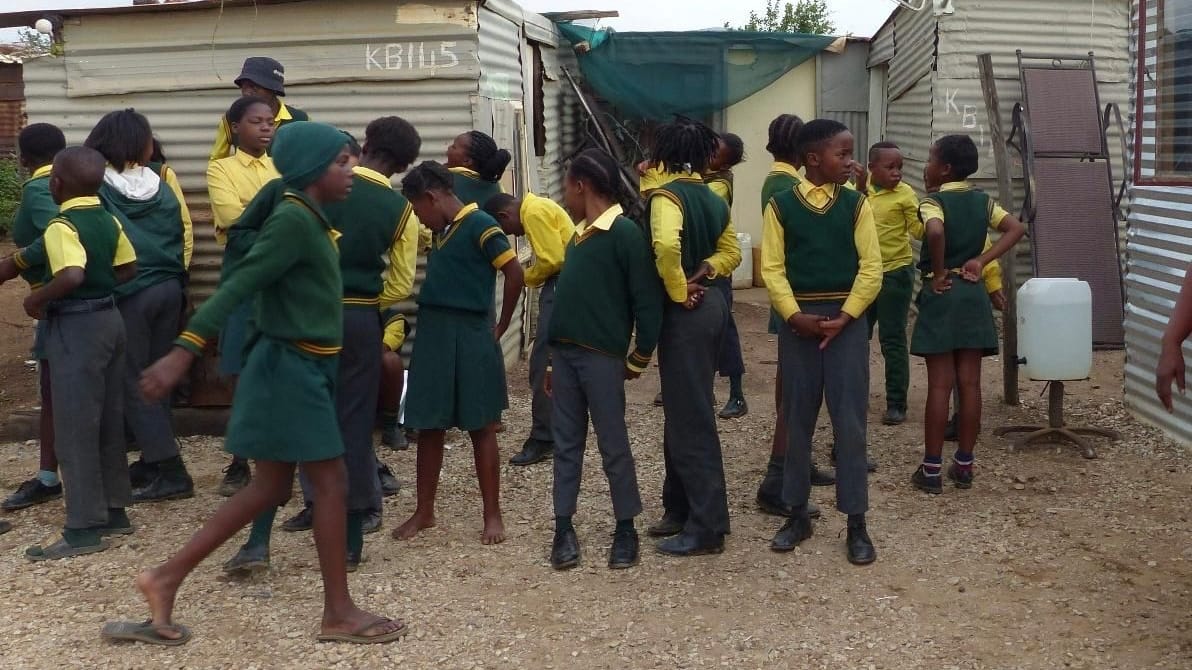 Kinder vor den Hütten in Kanana: Sie müssen sich im Fluss waschen. Strom gibt es nicht.