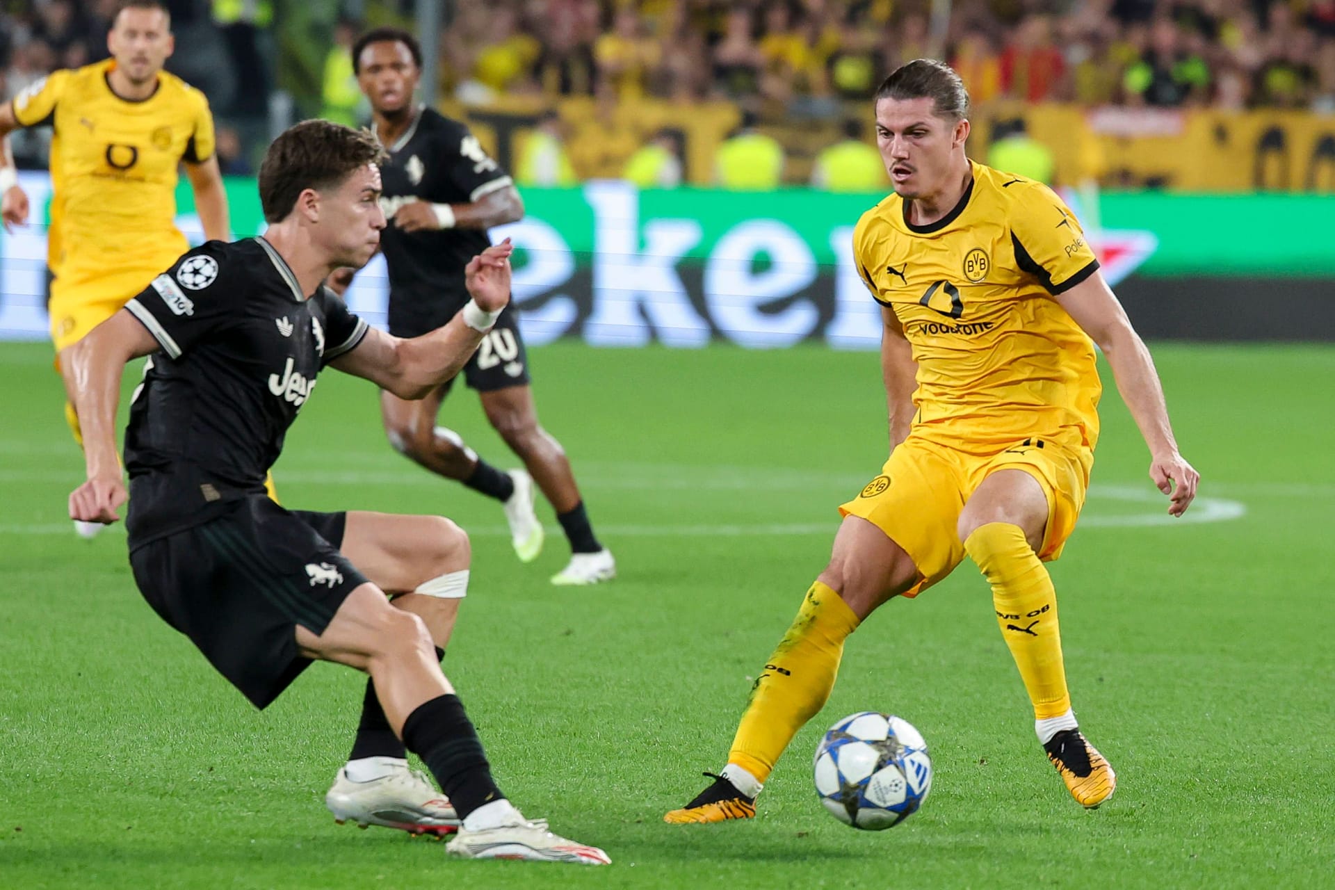 Marcel Sabitzer: Im Spiel kaum zu sehen. Wiederholt zu spät in den Zweikämpfen, zu passiv im Spiel gegen den Ball. Konnte die frühe Großchance durch Thuram nicht verhindern (4.). Ließ das Juve-Mittelfeld zu oft gewähren, fand keinen Zugriff auf die Partie. Mit fortschreitendem Spielverlauf immerhin mit einigen Ballgewinnen. Note 4