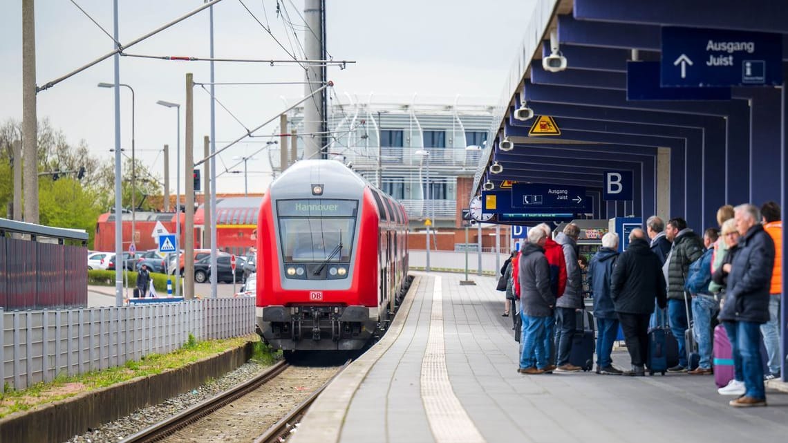 Reisende am Bahnhof Norddeich Mole (Archivfoto): Wegen Bauarbeiten ist die Verbindung in den kommenden Wochen unterbrochen.