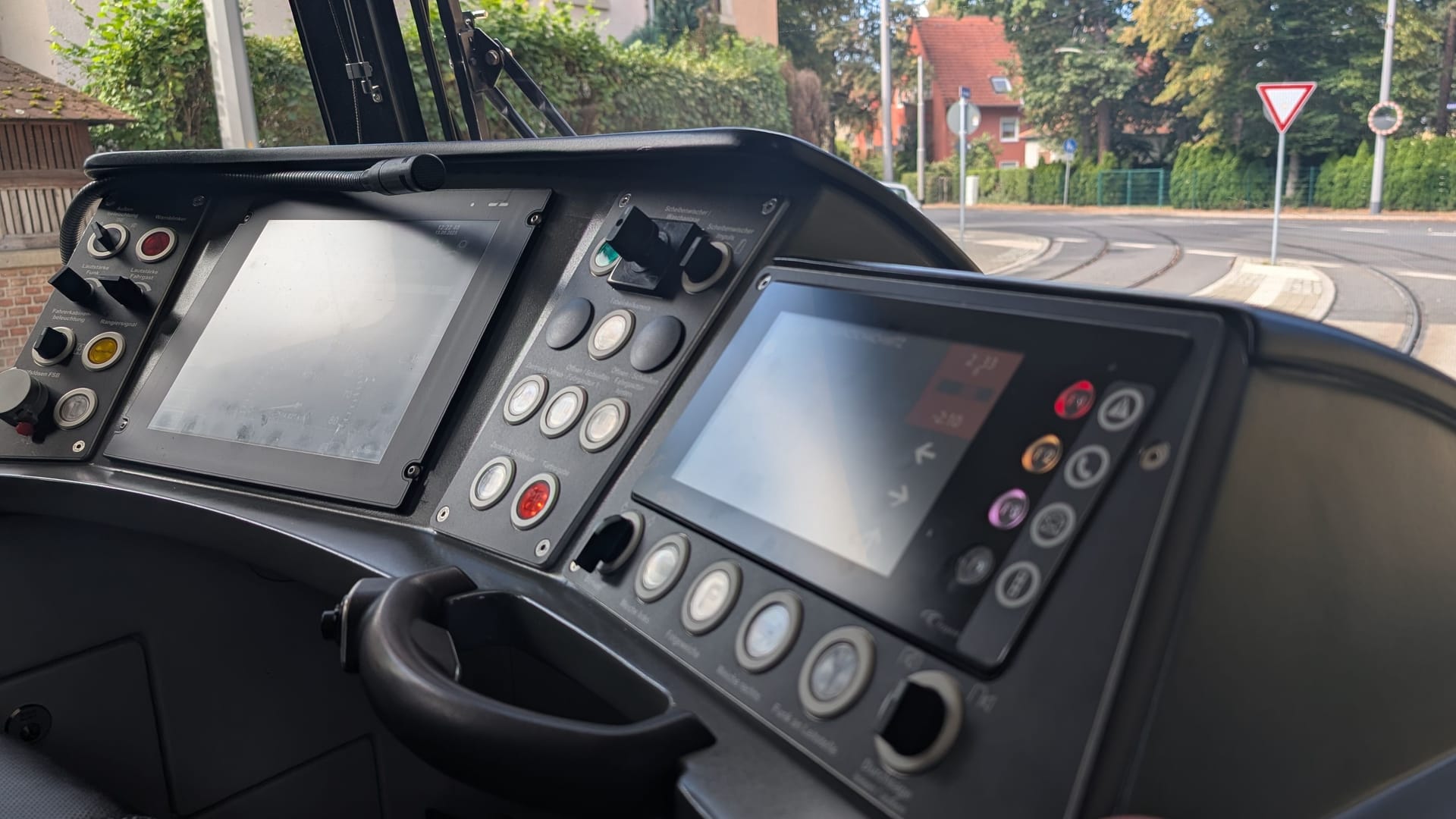 Aussicht eines Straßenbahnfahrers: Hier am Endhaltepunkt der Linie 2 in Kleinzschachwitz entstehen die meisten Videos des Tramfluencers. Aussicht eines Straßenbahnfahrers: Hier am Endhaltepunkt der Linie 2 in Kleinzschachwitz entstehen die meisten Videos des Tramfluencers.