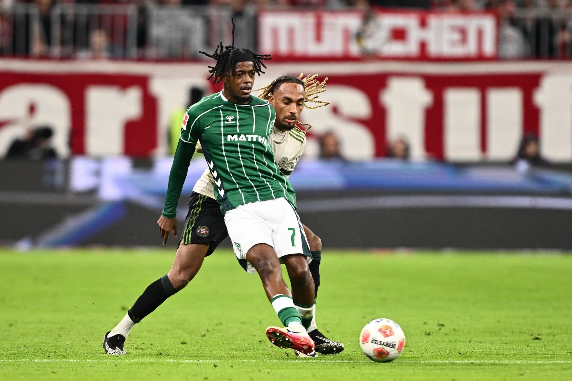 Sacha Boey: Klärte einen gefährlichen Konter als letzter Mann noch stark (26.). Feiner Pass auf Goretzka in den Sechzehner (39.). Machte keine Fehler. Und scheint sich langsam zu stabilisieren. Einer seiner besten Auftritte im Bayern-Dress. Note 2