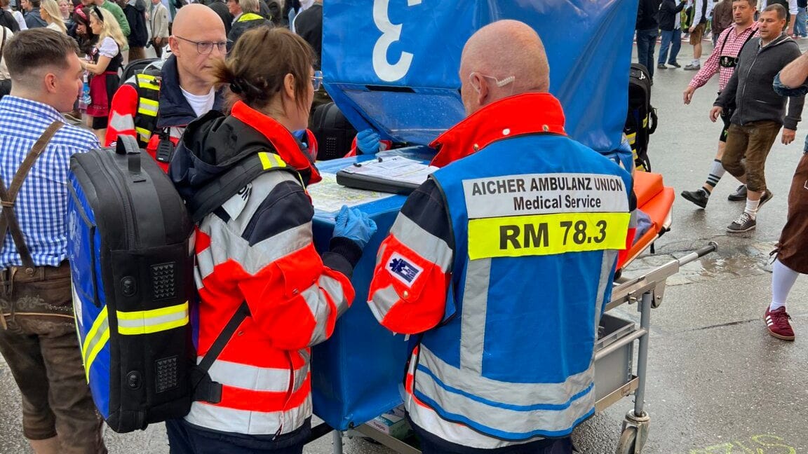 Sanitäter der Aicher Ambulanz (Archivbild): Beim Oktoberfest 2025 sind mehr als 110 von ihnen auf der Theresienwiese im Einsatz.