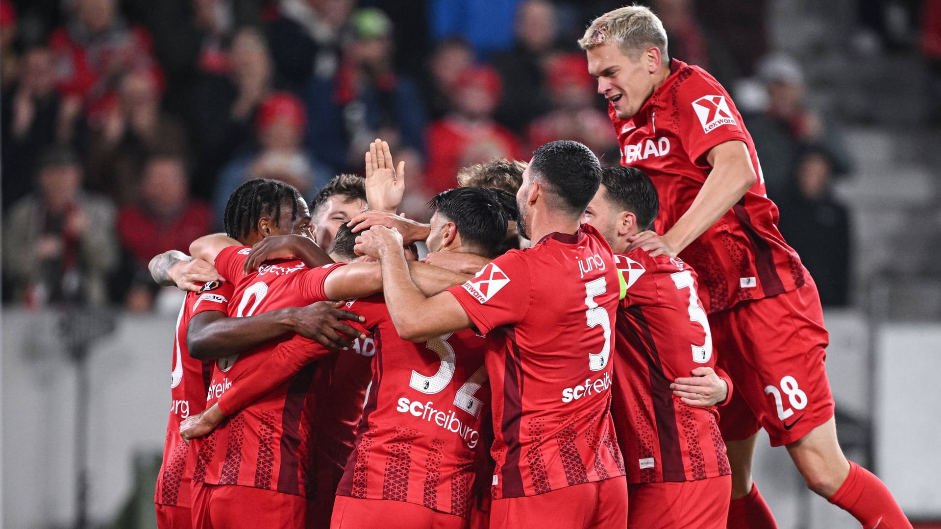 Das 2:0: Torschütze Maxi Eggestein (im Getümmel) lässt sich von seinen Freiburger Mitspielern feiern. Das 2:0: Torschütze Maxi Eggestein (im Getümmel) lässt sich von seinen Freiburger Mitspielern feiern.