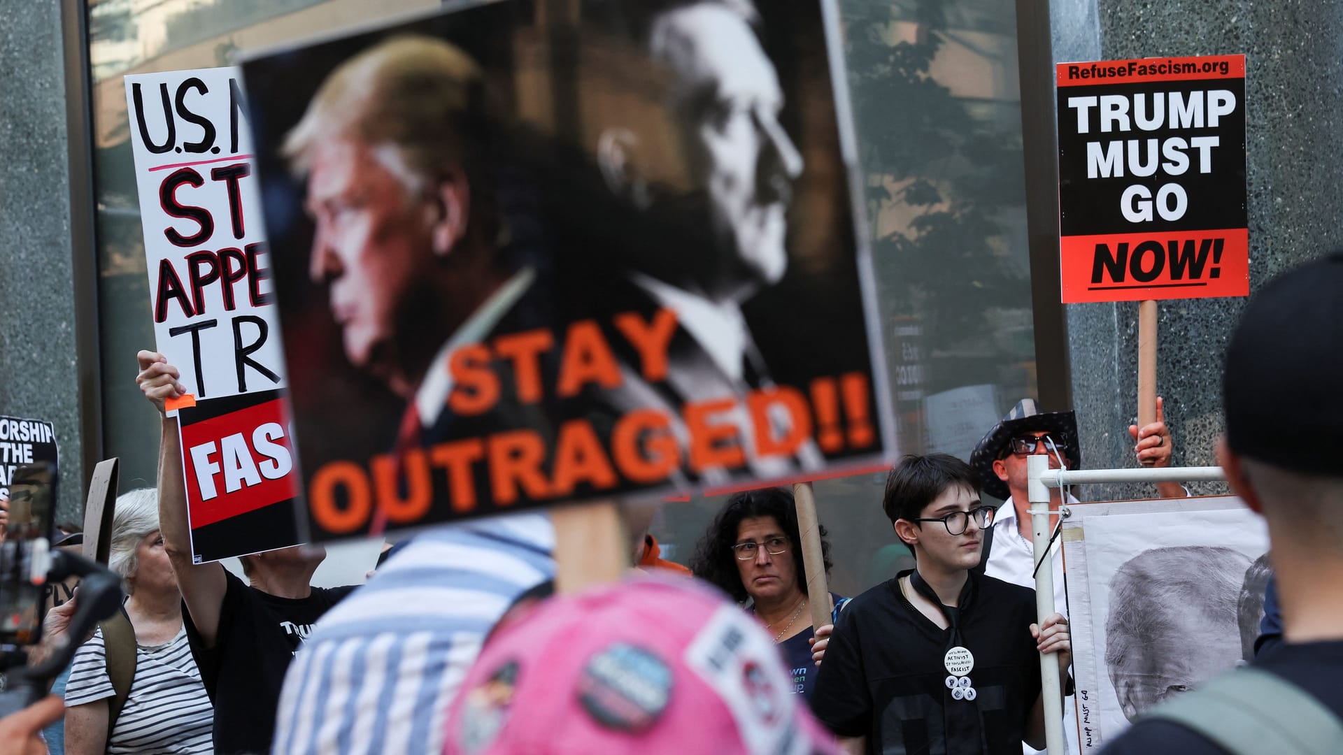 US-Bürger demonstrieren vor der Zentrale des Disney Konzerns in New York City gegen die Einstellung der "Jimmy Kimmel Show". US-Bürger demonstrieren vor der Zentrale des Disney Konzerns in New York City gegen die Einstellung der "Jimmy Kimmel Show".