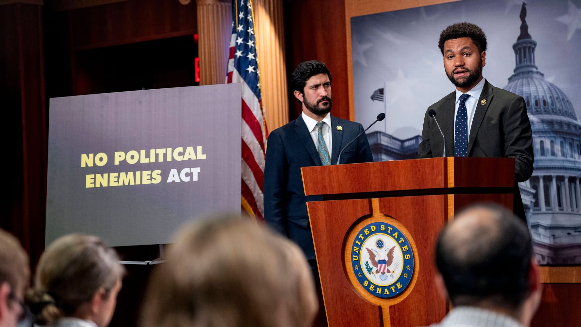 Der demokratische Abgeordnete Maxwell Frost äußerte große Sorge, dass der Schritt der Trump-Regierung zur Verfolgung Andersdenkender führen könnte.