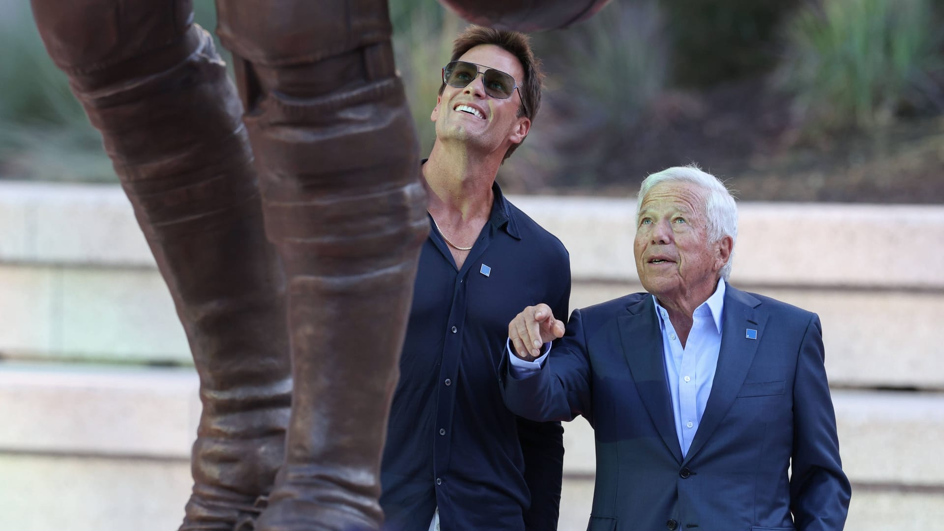 Brady mit Patriots-Eigentümer Robert Kraft vor der Statue von Brady am Foxborough-Staion in Massachusetts.