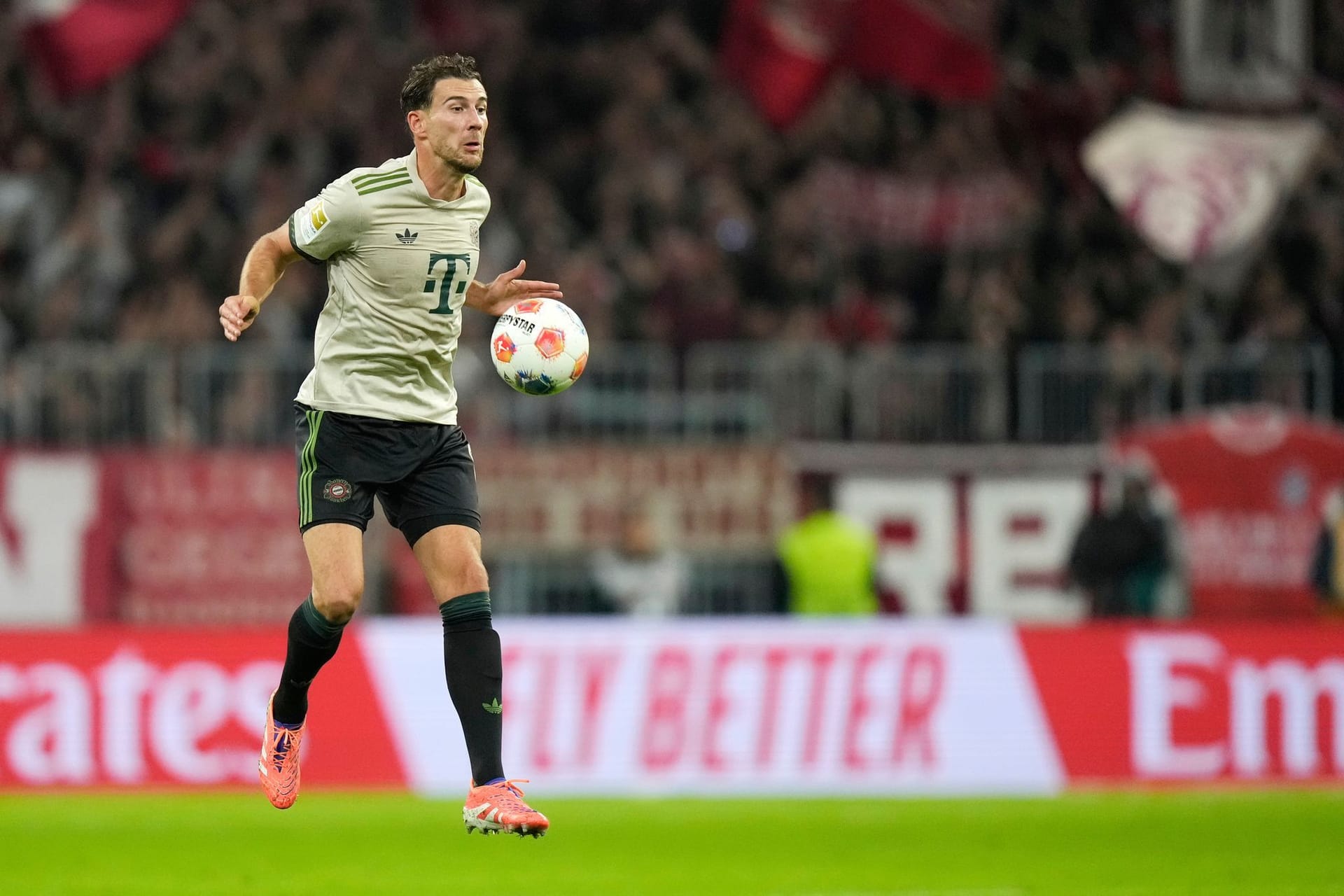 Leon Goretzka: Machte sein 300. Bundesligaspiel (116 für Schalke). Verursachte mit einem verunglückten Seitenwechsel eine Ecke (11.). Seine Ablage auf Kane wurde gerade noch geklärt. Ansonsten lieferte er aber eine solide Leistung ab. Note 3