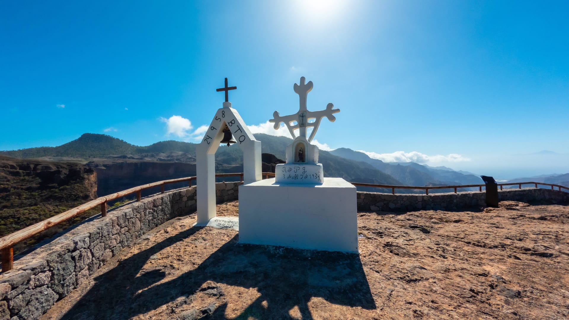 Glocke und Kreuz: Der Aussichtspunkt auf dem Roque Nublo (Gran Canaria) liegt friedlich in der Morgensonne.