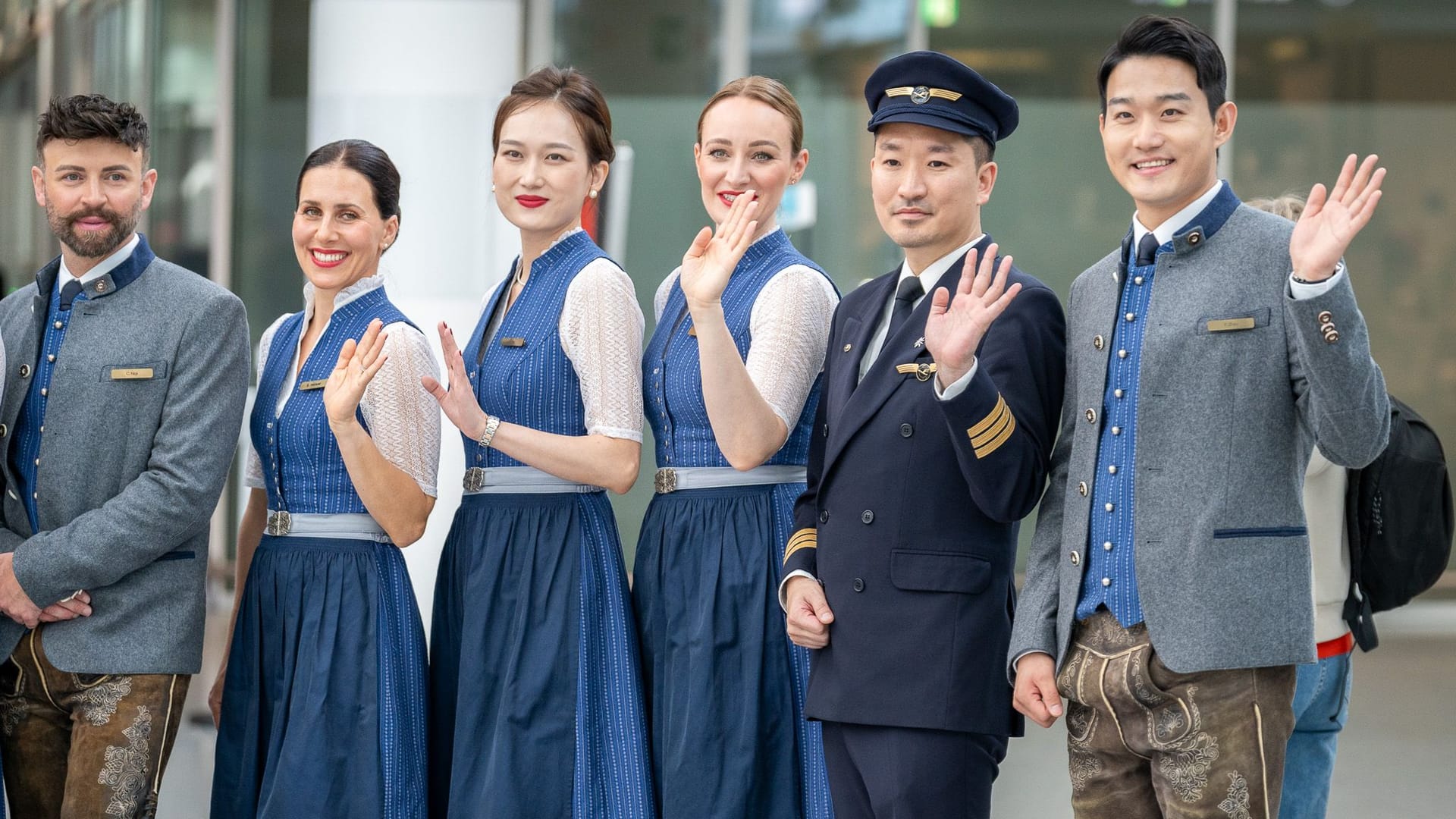 Lächelnde Lufthansa-Crew in Tracht: Zum Start der Wiesn begrüßen Mitarbeitende am Flughafen München die Gäste in traditioneller Kleidung. Lächelnde Lufthansa-Crew in Tracht: Zum Start der Wiesn begrüßen Mitarbeitende am Flughafen München die Gäste in traditioneller Kleidung.