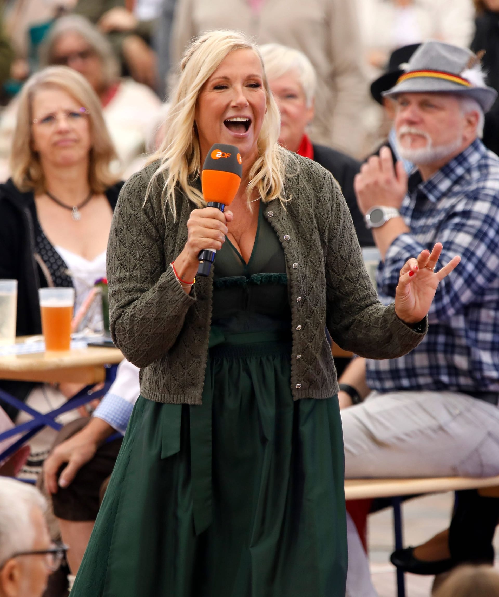 Andrea Kiewel moderierte am Sonntag in einem dunkelgrünen Dirndl. Andrea Kiewel moderierte am Sonntag in einem dunkelgrünen Dirndl.