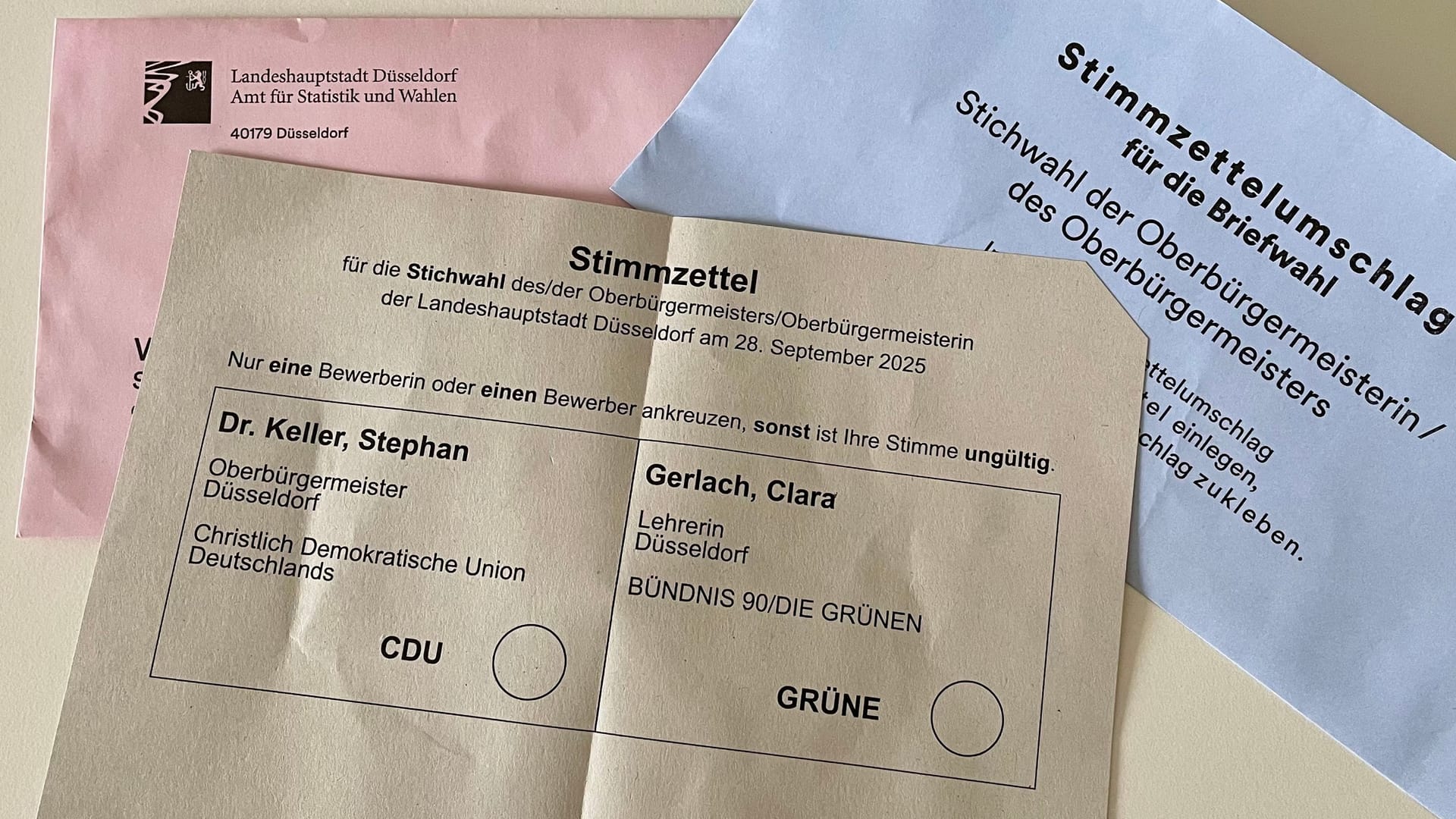 Stimmzettel für die Stichwahl: Die Wahlberechtigten müssen sich zwischen Stephan Keller und Clara Gerlach entscheiden.