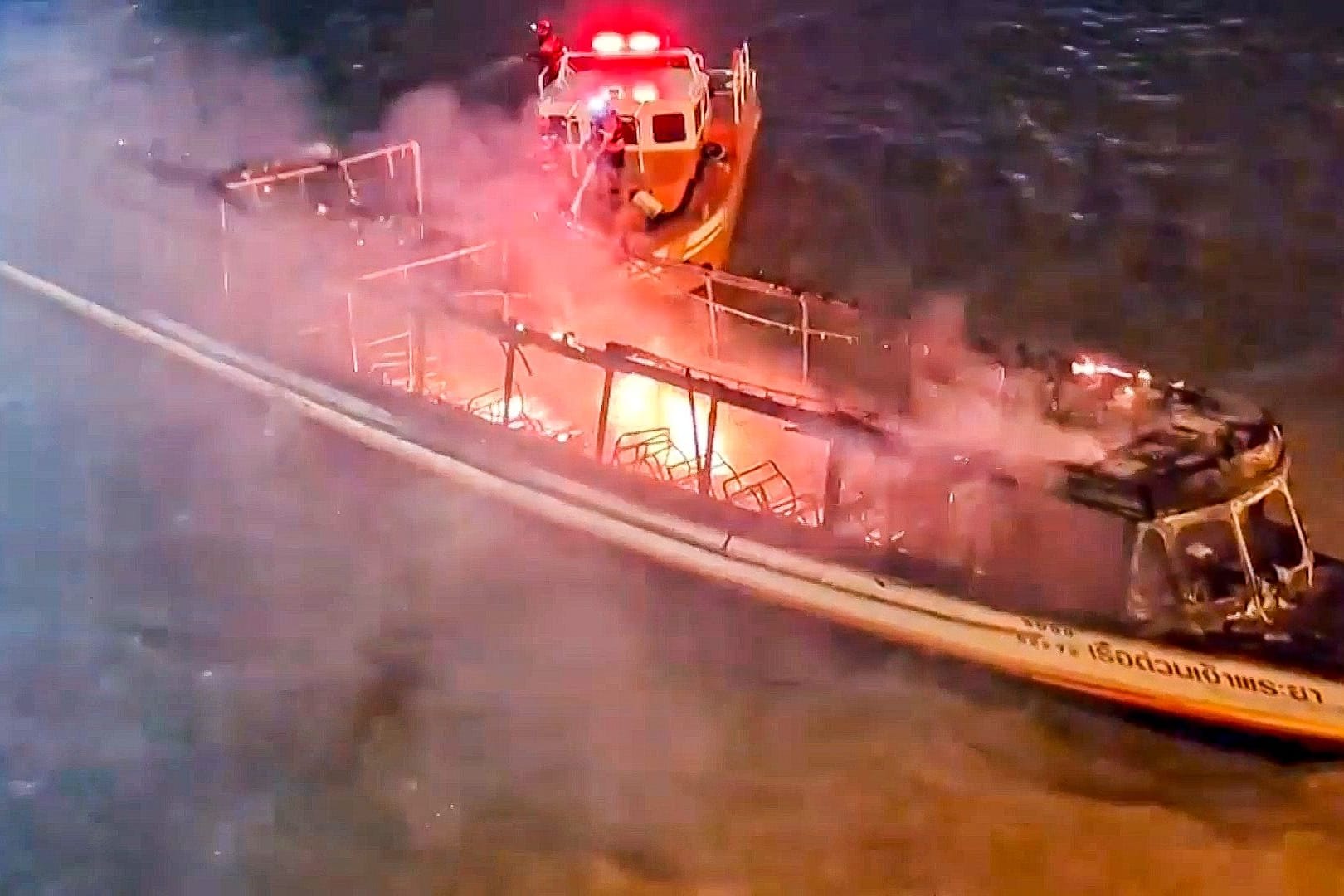 Bangkok: Ein Ausflugsboot auf dem Chao Phraya steht in Flammen. Bangkok: Ein Ausflugsboot auf dem Chao Phraya steht in Flammen.