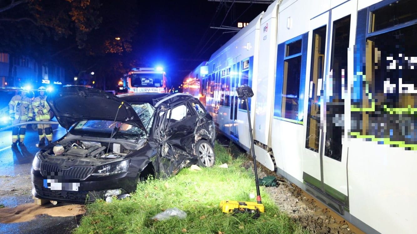 Unfallstelle in Lindenthal: Einsatzkräfte mussten eine Frau und ihren Sohn aus dem Skoda befreien.