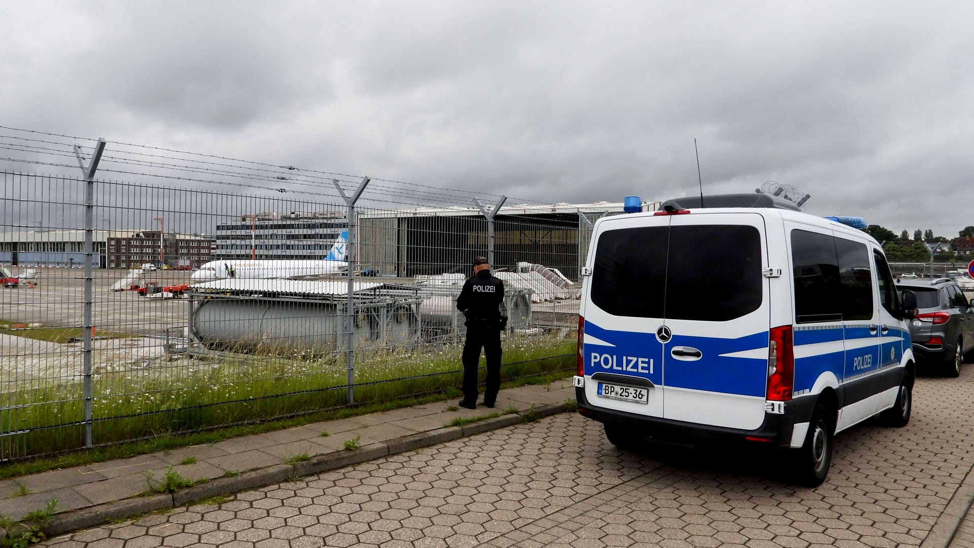 Polizeieinsatz am Hamburger Flughafen Polizeieinsatz am Hamburger Flughafen