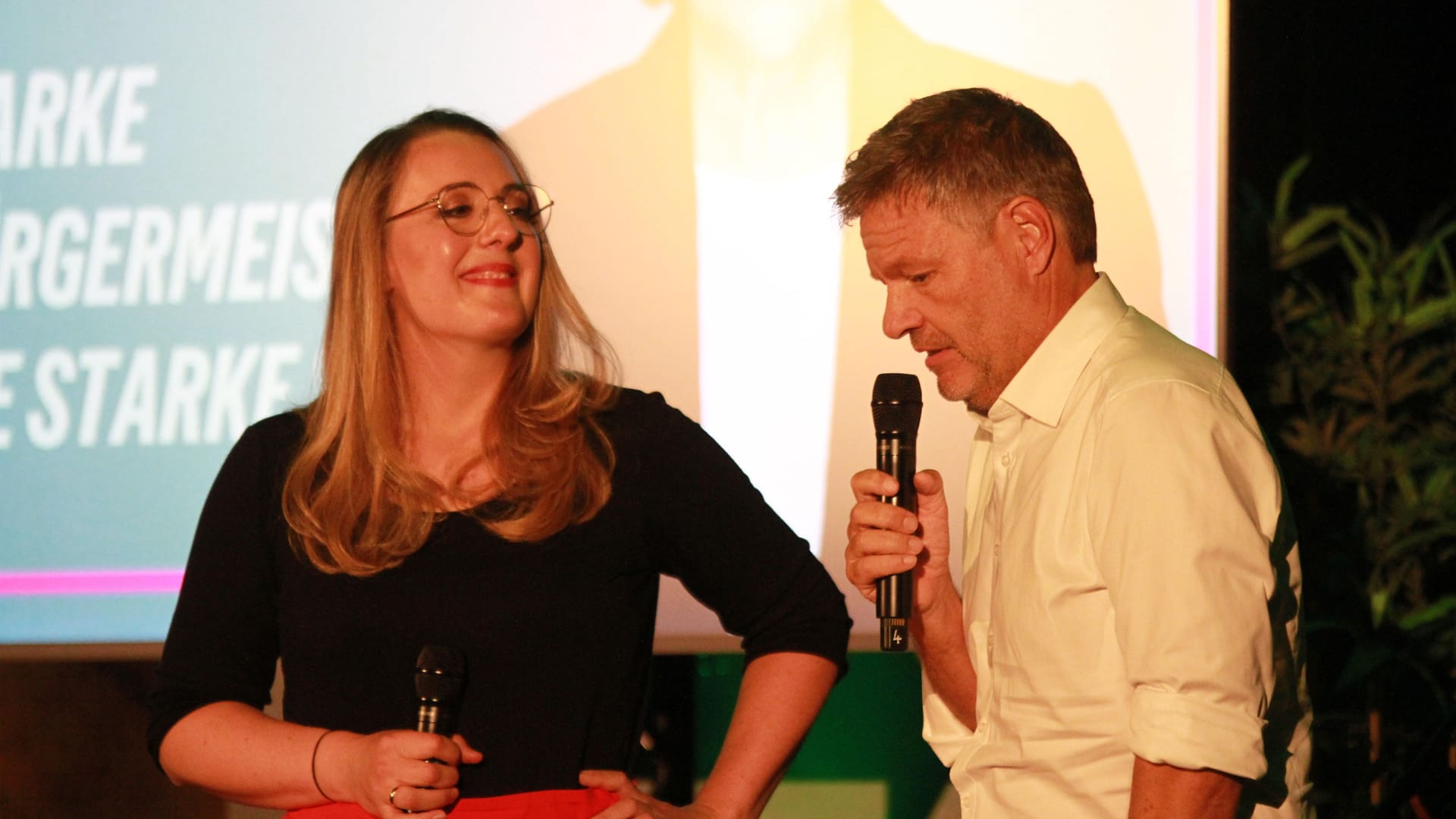 Die Grünen-Fraktionsvorsitzende Katharina Dröge mit Robert Habeck auf der Bühne in Köln-Mülheim.