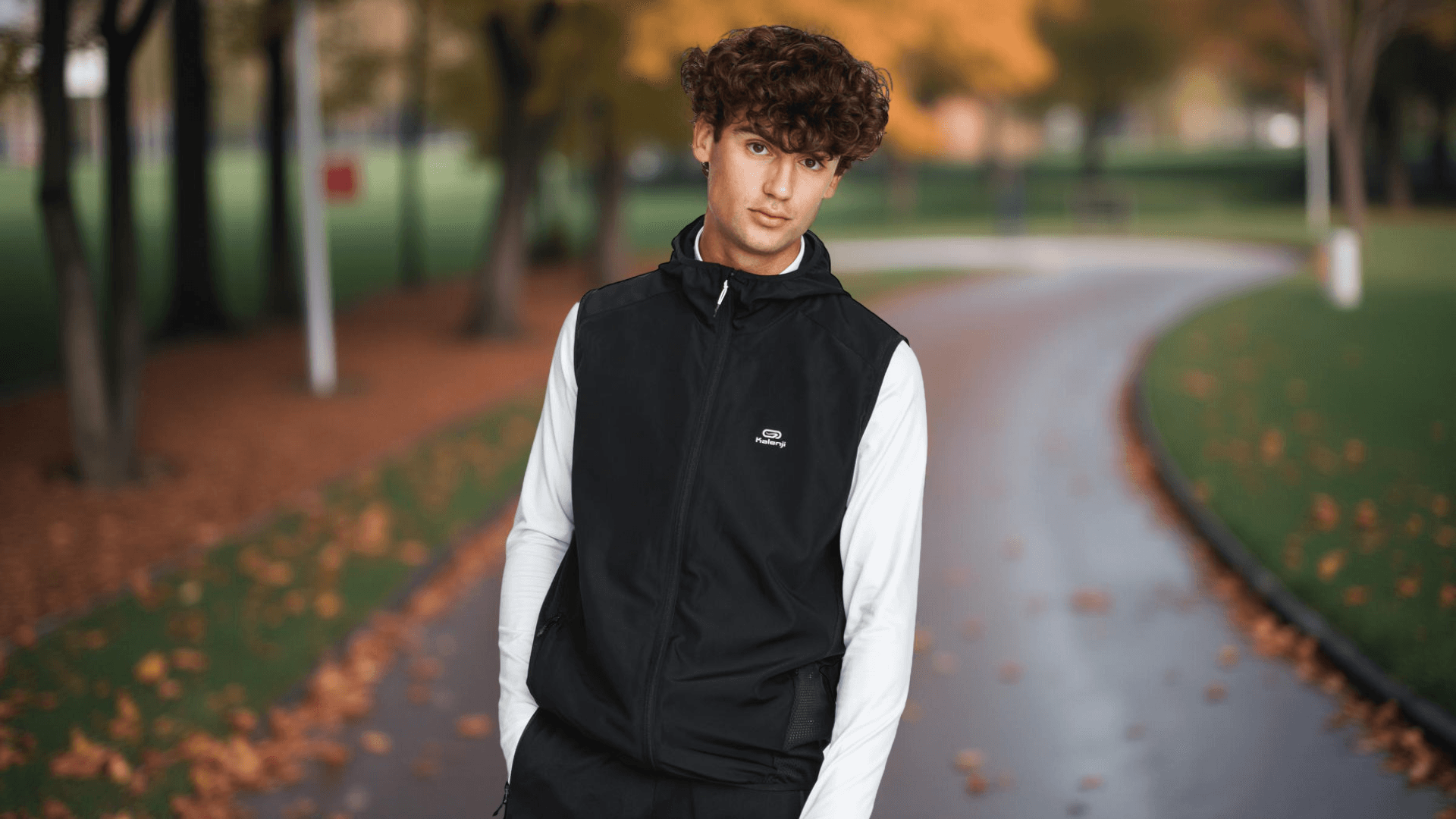 Die Laufweste von Kiprun ist eine Gute Wahl fürs Joggen bei windigem Wetter. Die Laufweste von Kiprun ist eine Gute Wahl fürs Joggen bei windigem Wetter.