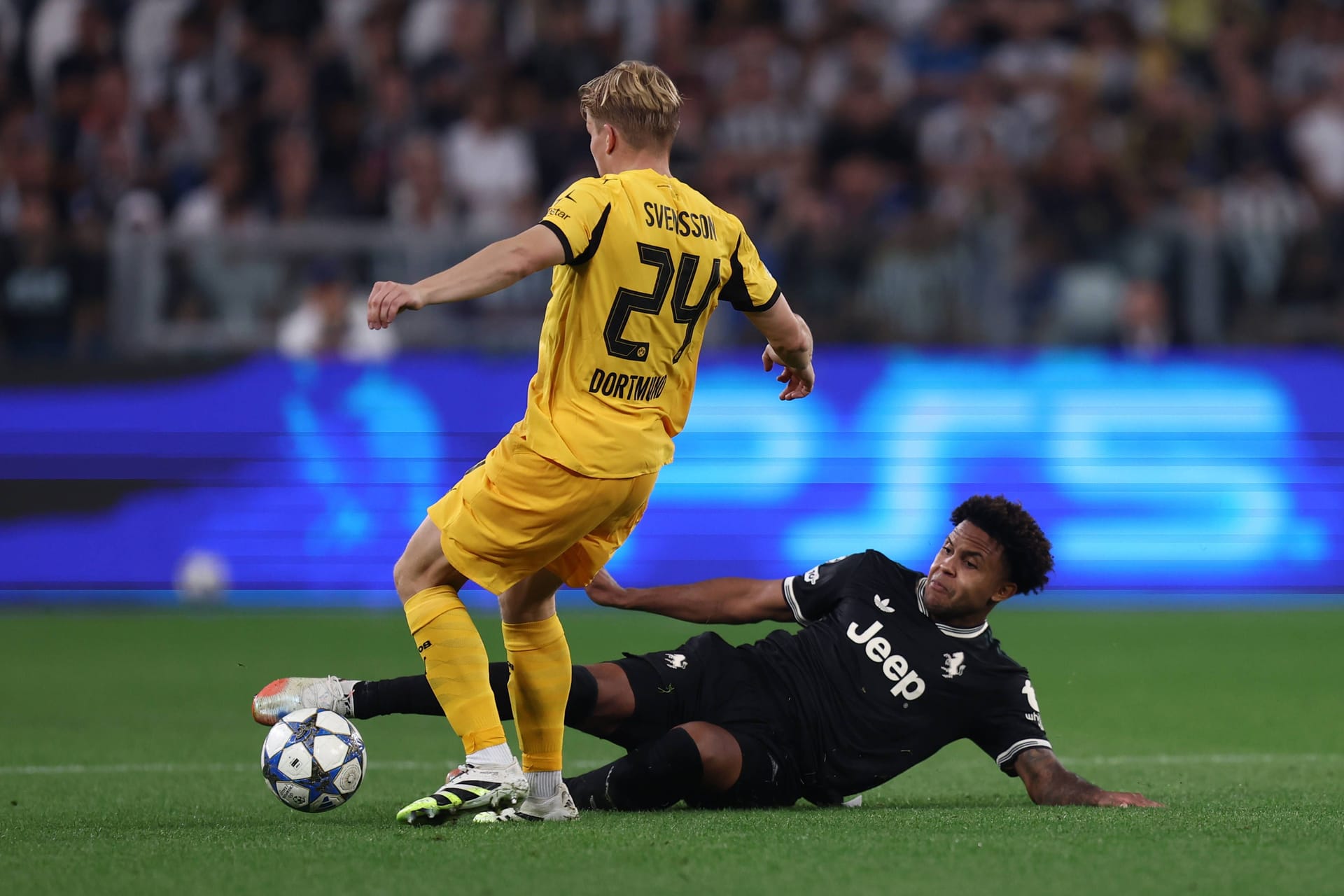 Daniel Svensson: Auf seiner linken Seite kaum zu sehen. Setzte keine Akzente nach vorn – und ließ vor dem 4:4 Vlahović viel zu einfach flanken. Note 5